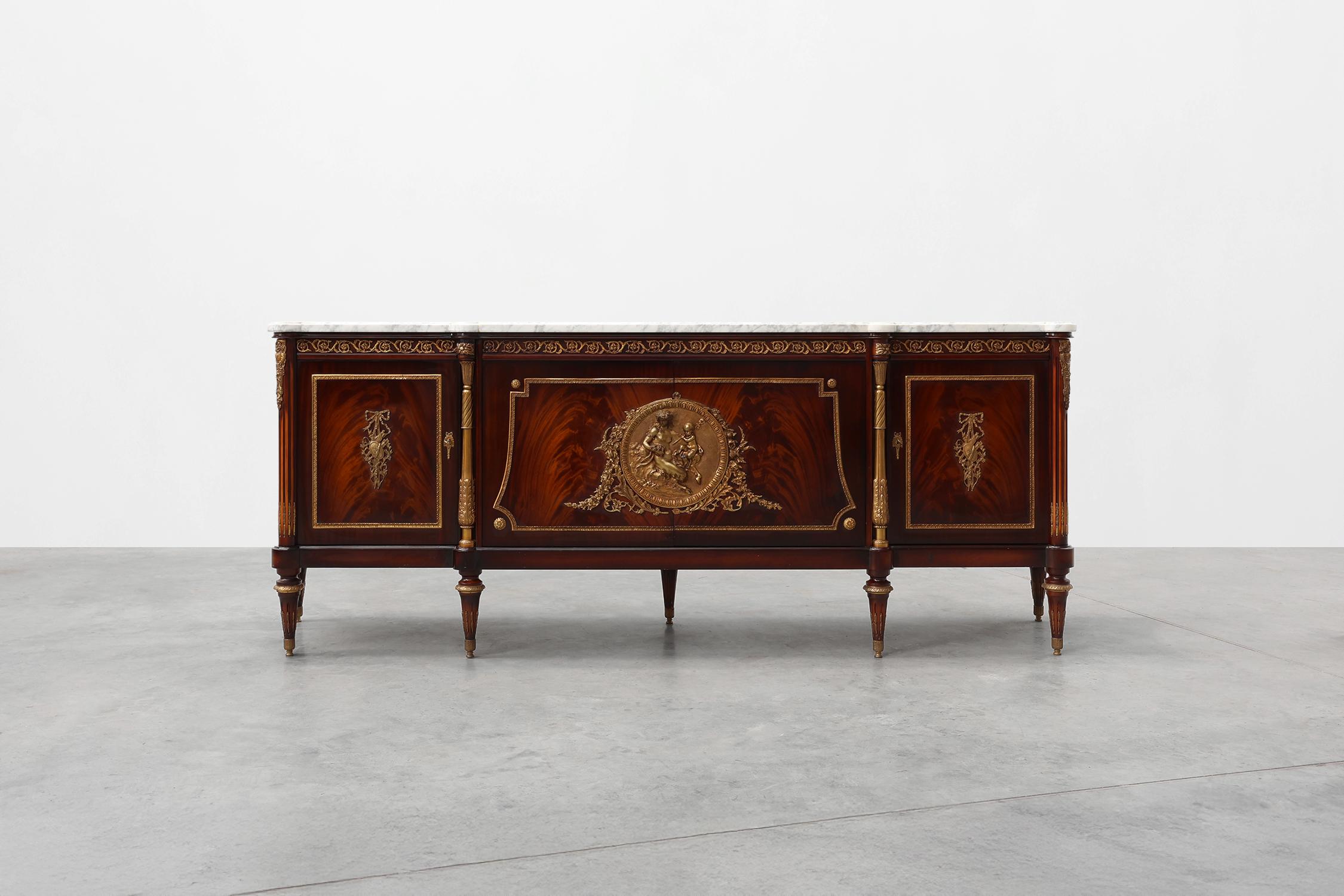 Credenza in mogano di alta qualità del XX secolo in stile Luigi XVI di E.P. Ehalt In condizioni buone in vendita a Meulebeke, BE