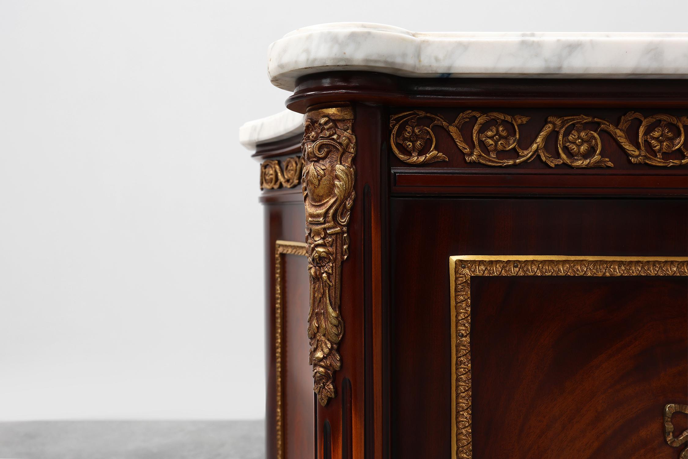 Bronzo Credenza in mogano di alta qualità del XX secolo in stile Luigi XVI di E.P. Ehalt in vendita
