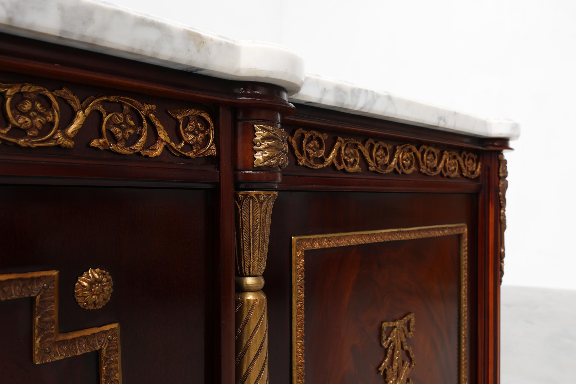 Credenza in mogano di alta qualità del XX secolo in stile Luigi XVI di E.P. Ehalt in vendita 2