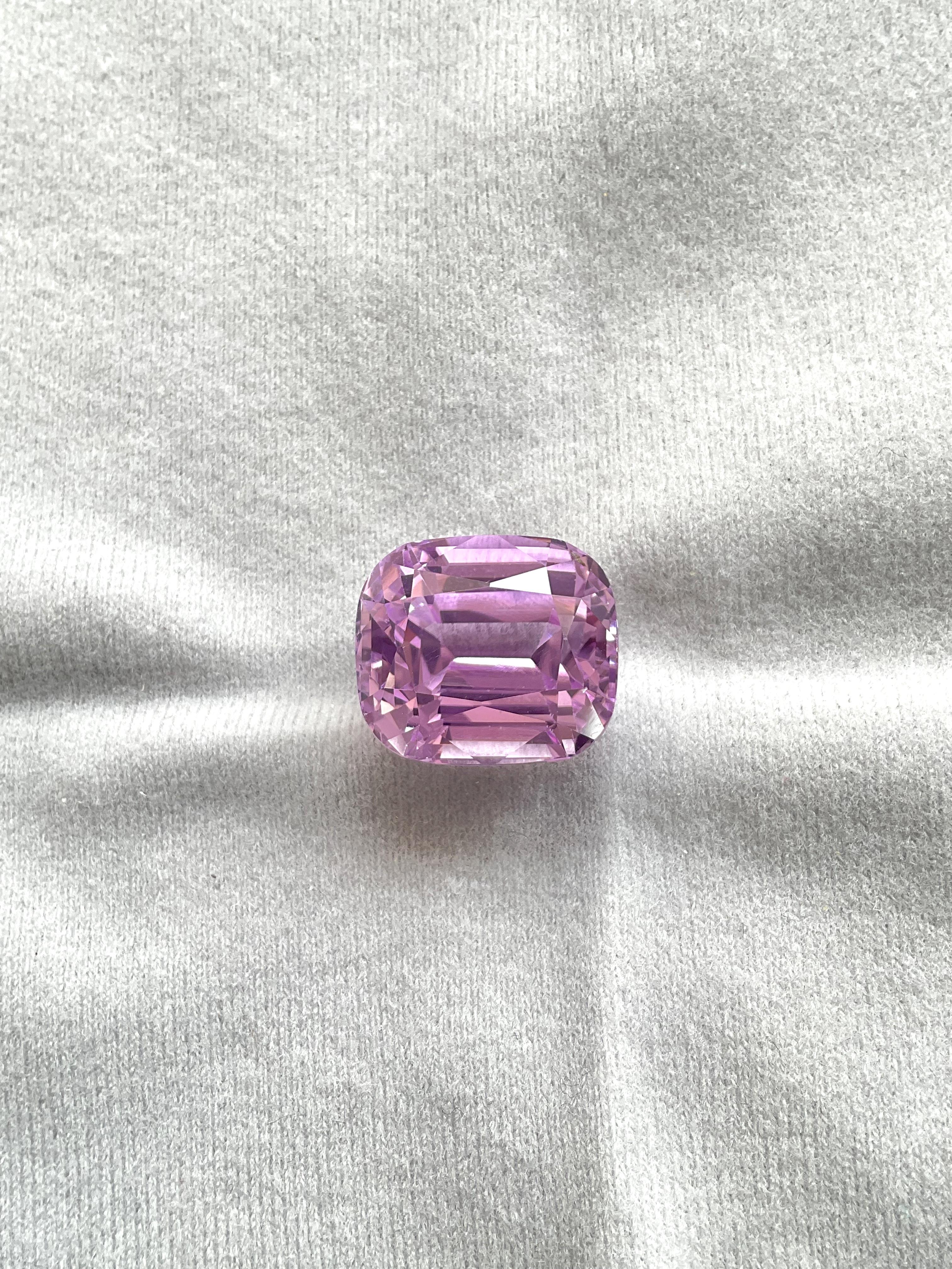 High Quality 27.65 Carats Pink Kunzite Cushion Cut stone For jewelry Natural Gem In Fair Condition In Jaipur, RJ