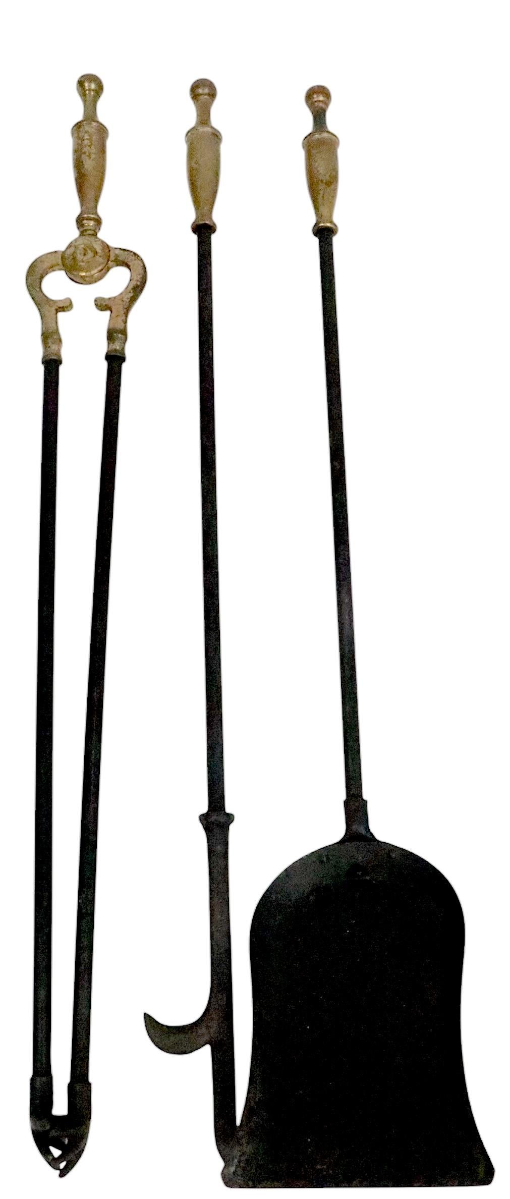 4 uds. de alta calidad  Juego de herramientas de latón y hierro para chimenea by Rostrand siglo XX en venta