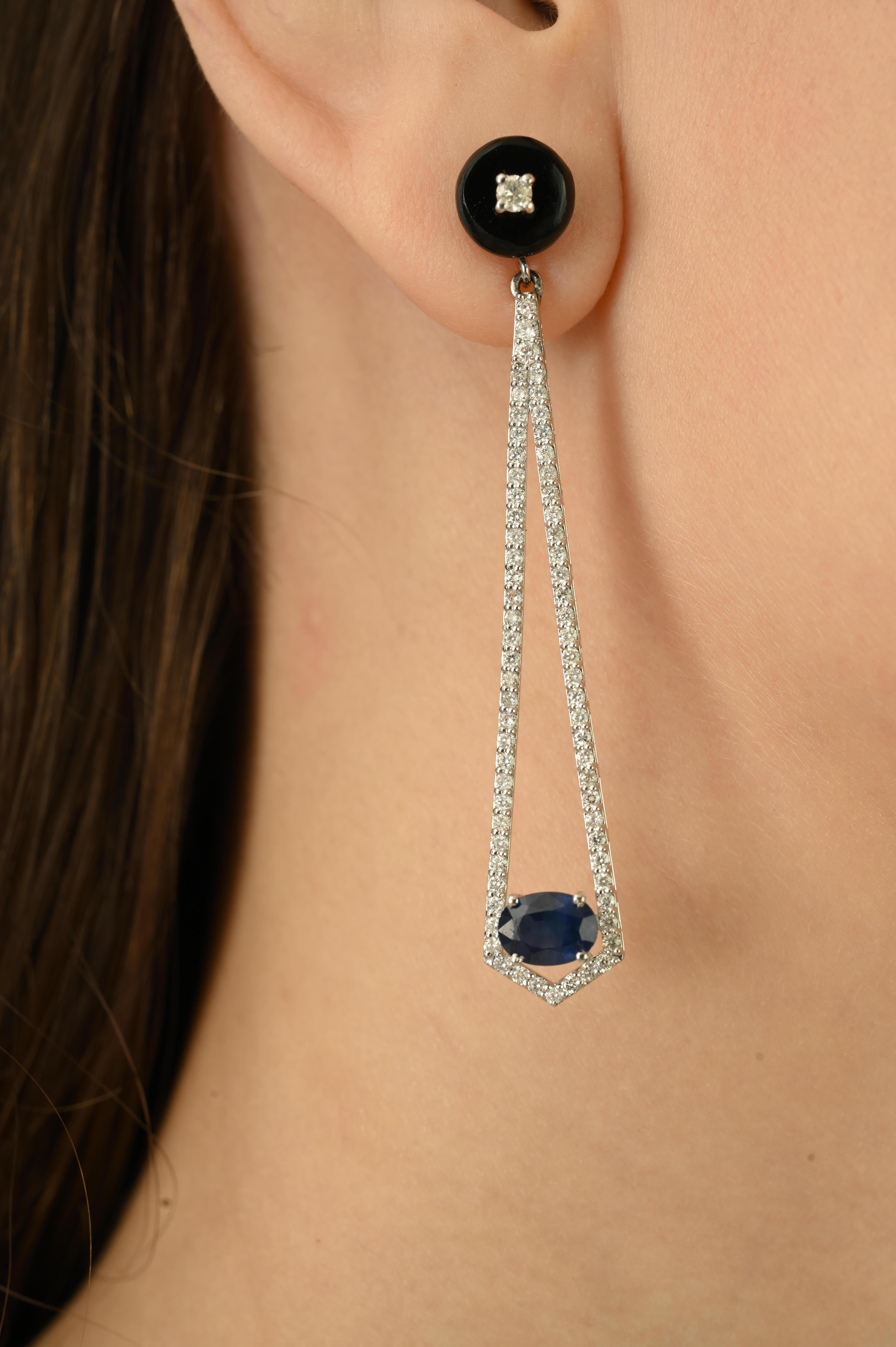 Questi orecchini presentano zaffiri blu per un totale di 6,38 carati in tagli ovali, accentati da diamanti a taglio brillante per un peso di 1,37 carati. Le pietre sono incastonate in oro bianco 14 carati e creano un raffinato design penzolante di