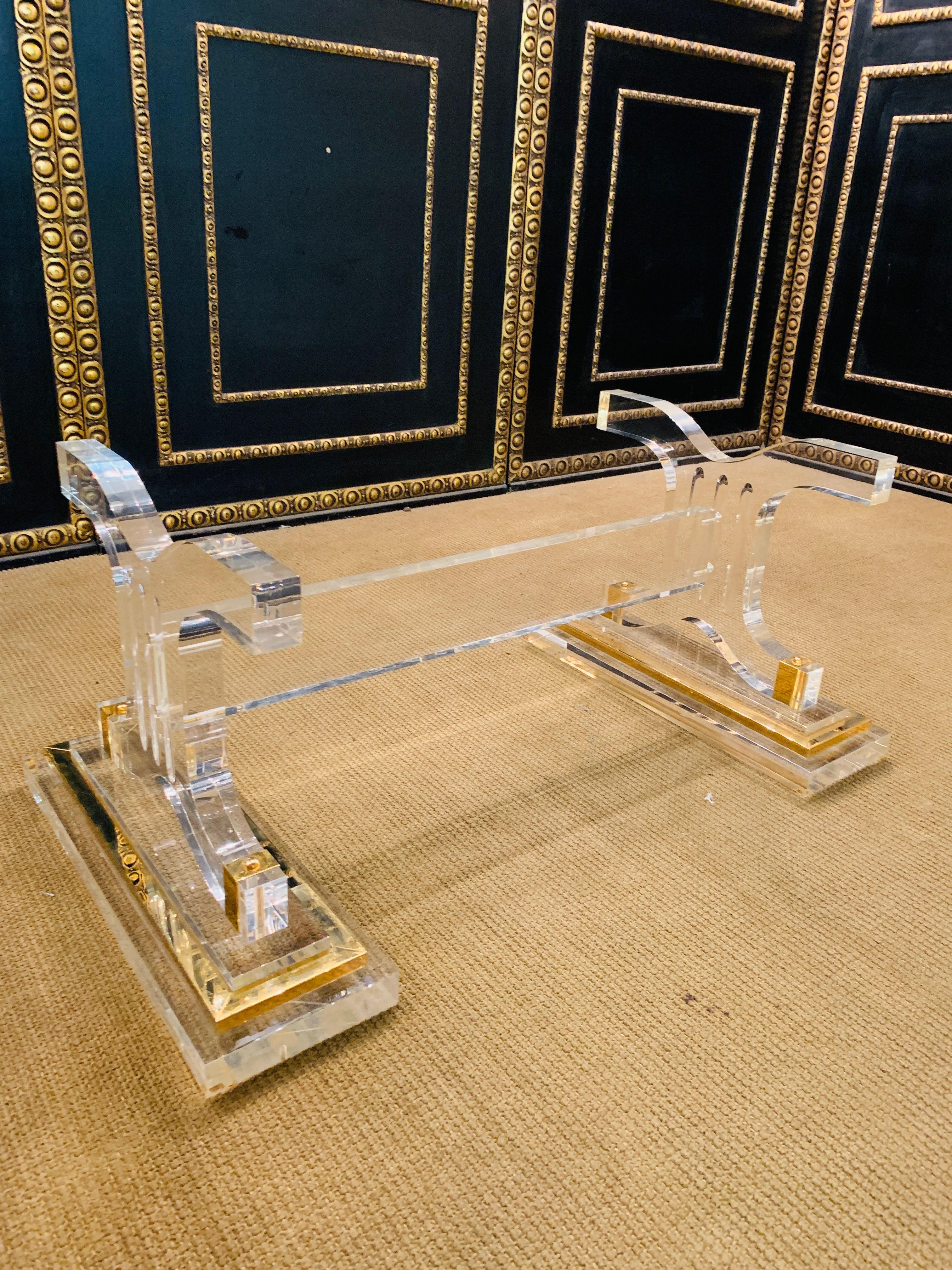 High Quality Acrylic Coffee/Sofa Table with Glass Top In Good Condition For Sale In Berlin, DE