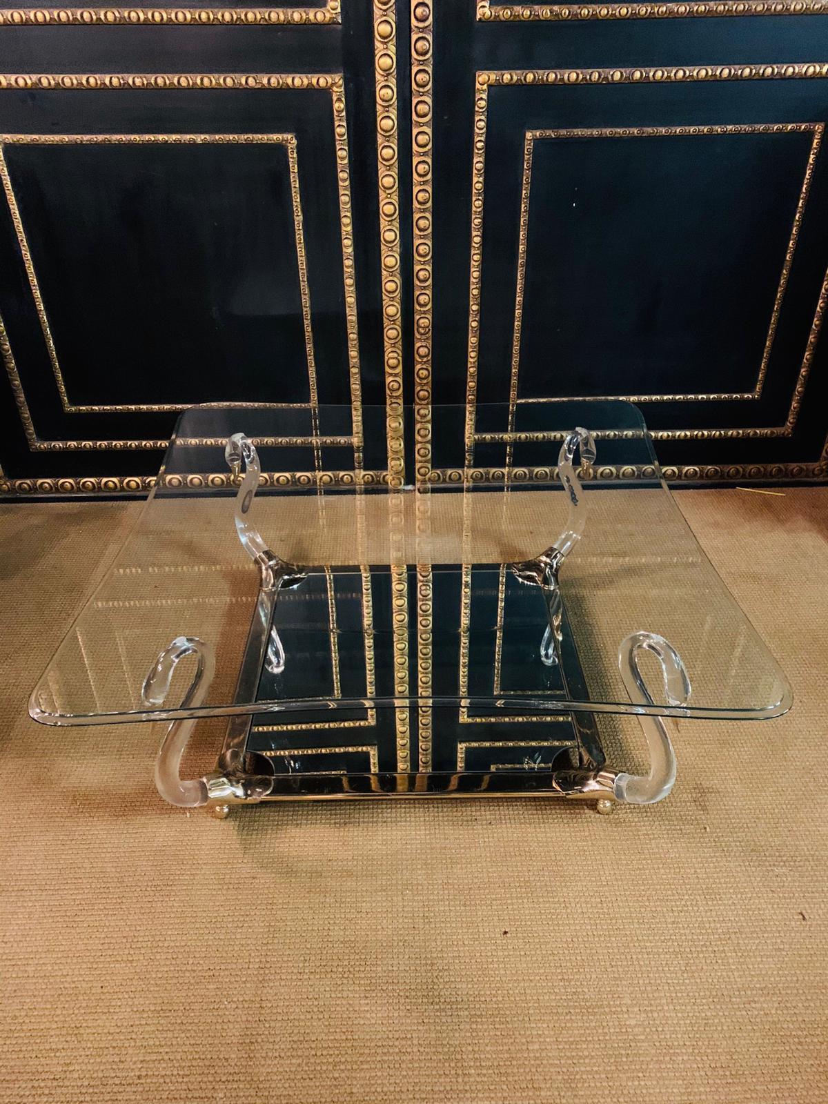 Made in Italy
Coffee table with 4 swans in acrylic connected with a brass frame.
Beautiful curved glass plate
Below with mirror.
The glass plate and mirror have a small chip.
Minimal scratches on the brass and
Glass plate.