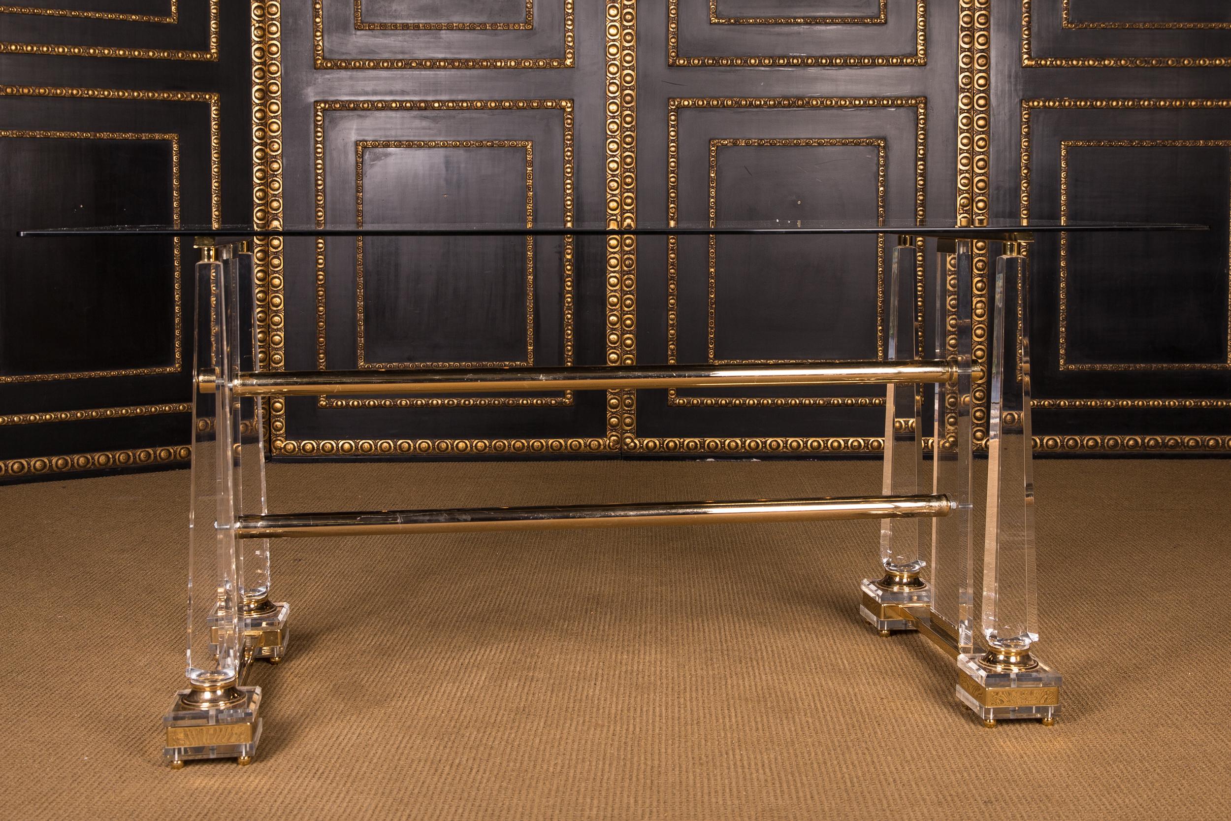 High-quality workmanship stands on 4 acrylic columns decorated with brass.
Made in italy 