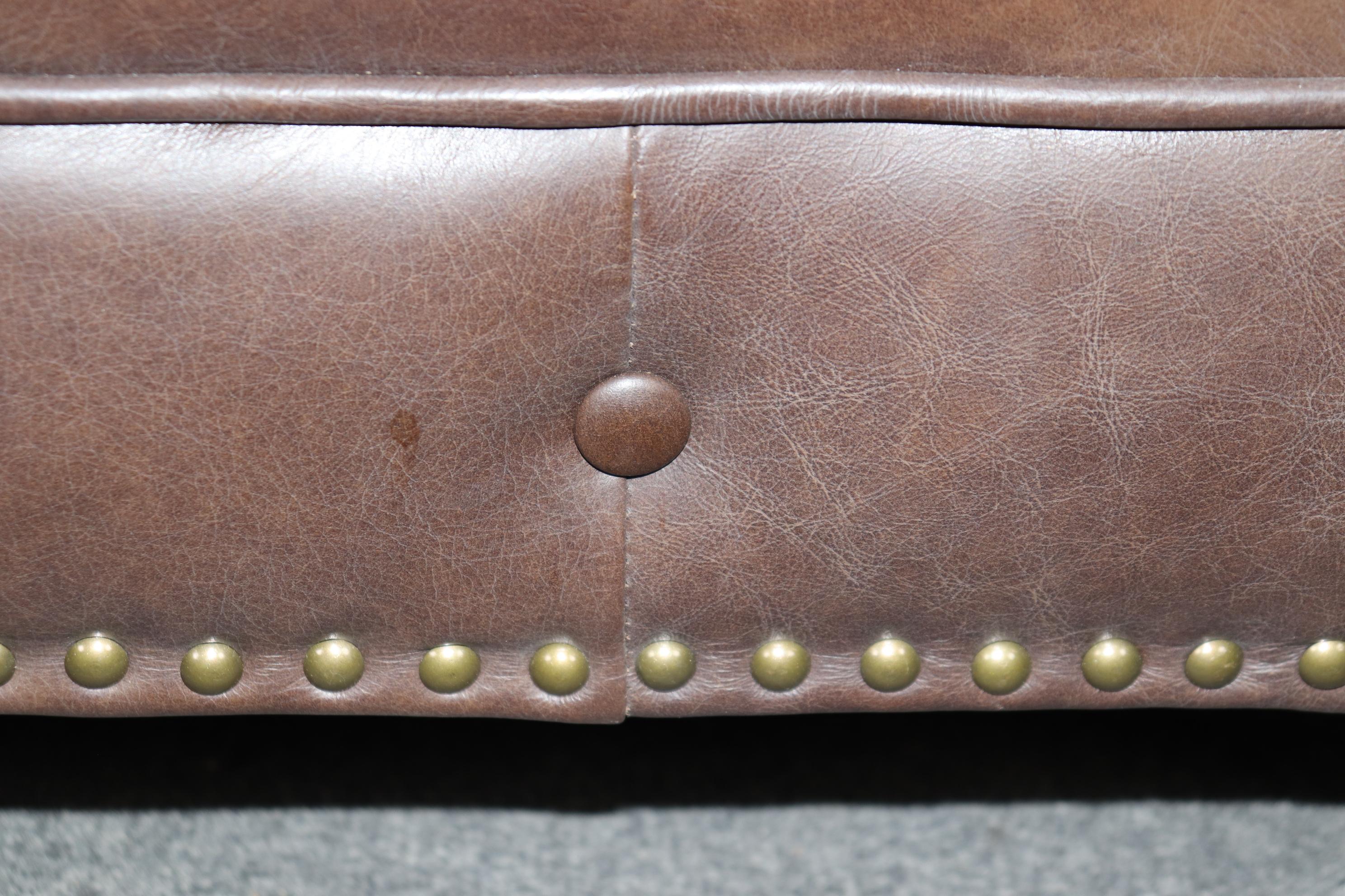 Hochwertiges American Leather Tufted Chesterfield Sofa in Brown im Angebot 3