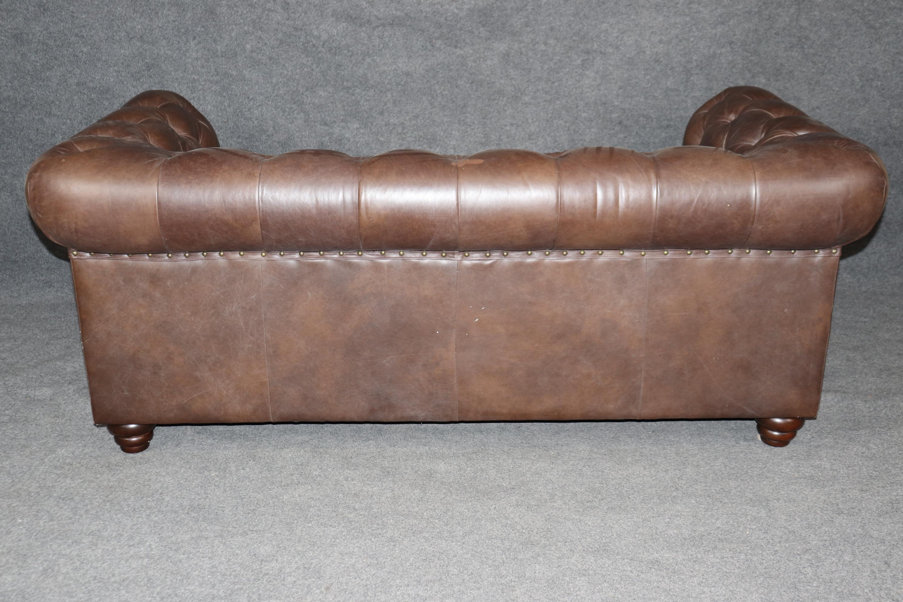 Hochwertiges American Leather Tufted Chesterfield Sofa in Brown (amerikanisch) im Angebot