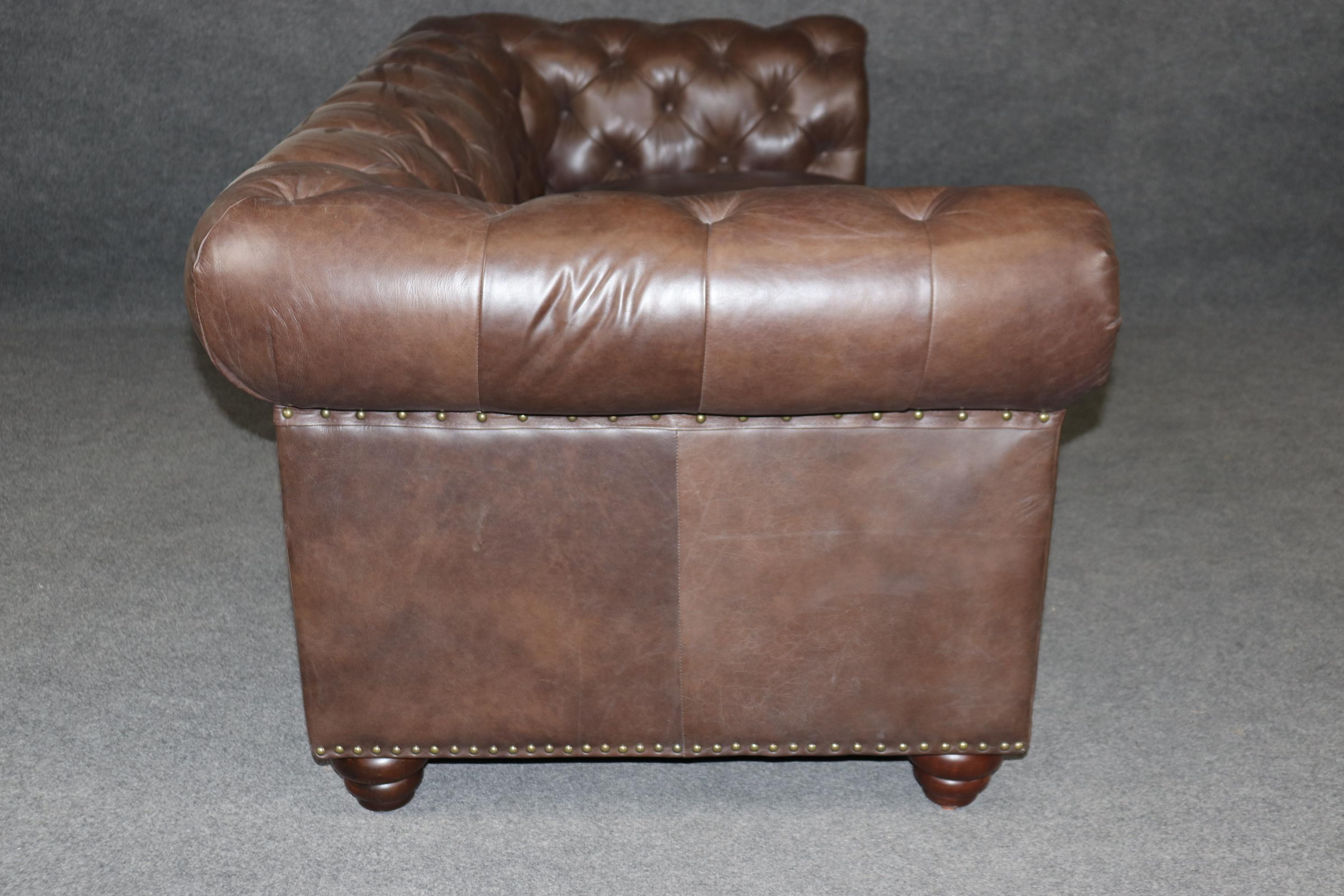 Hochwertiges American Leather Tufted Chesterfield Sofa in Brown im Zustand „Gut“ im Angebot in Swedesboro, NJ