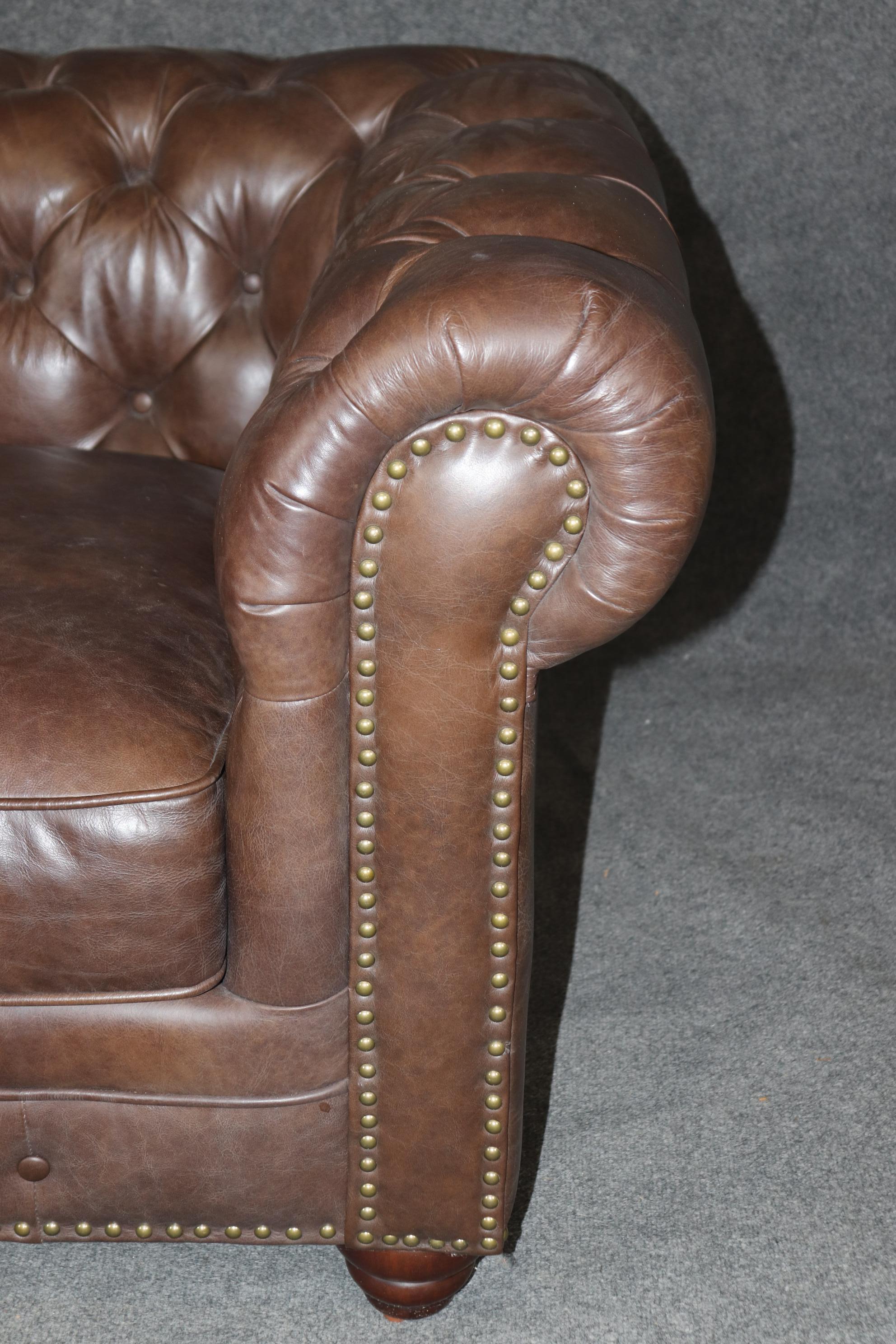 Hochwertiges American Leather Tufted Chesterfield Sofa in Brown (21. Jahrhundert und zeitgenössisch) im Angebot