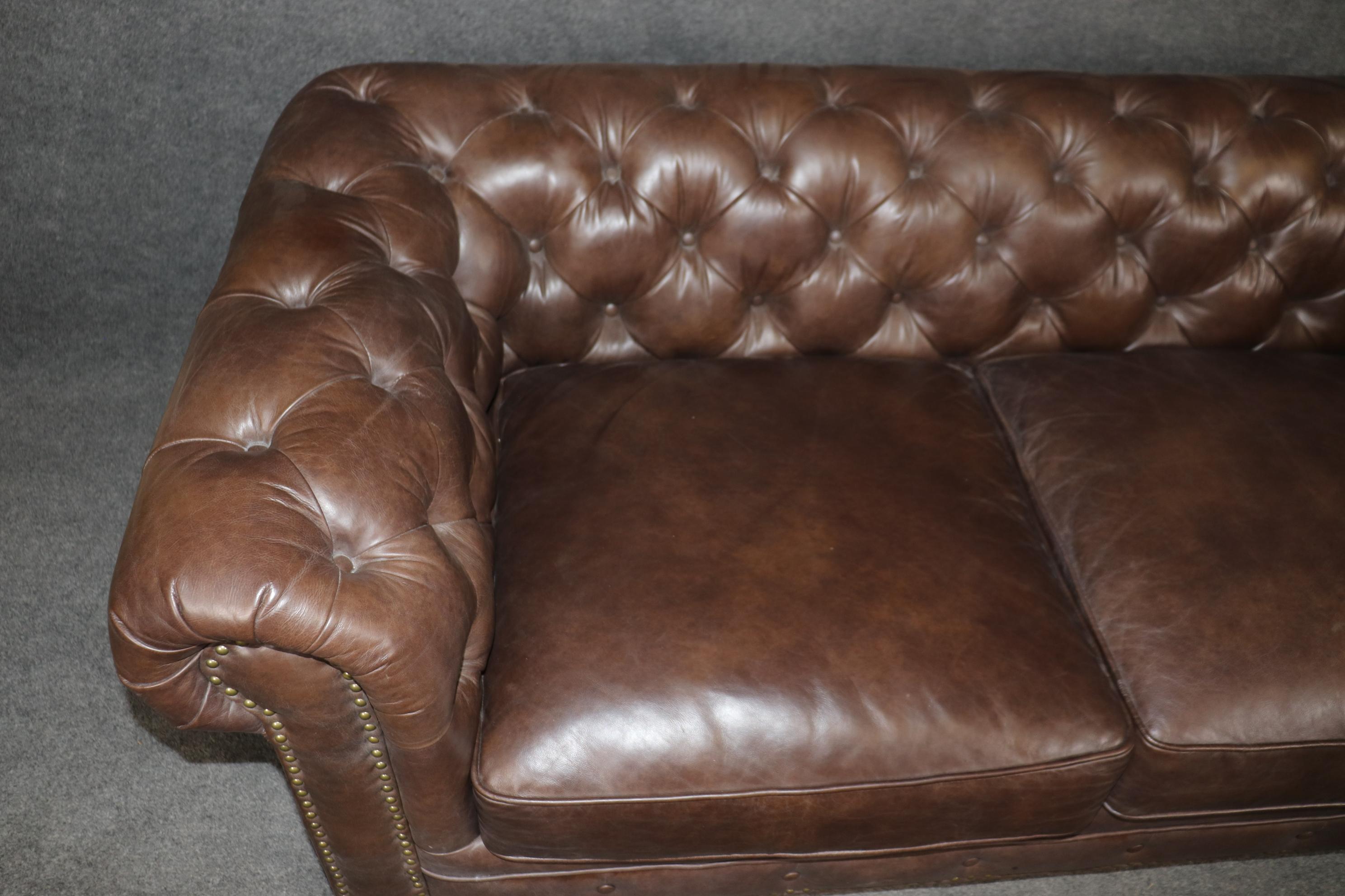 Hochwertiges American Leather Tufted Chesterfield Sofa in Brown (Leder) im Angebot