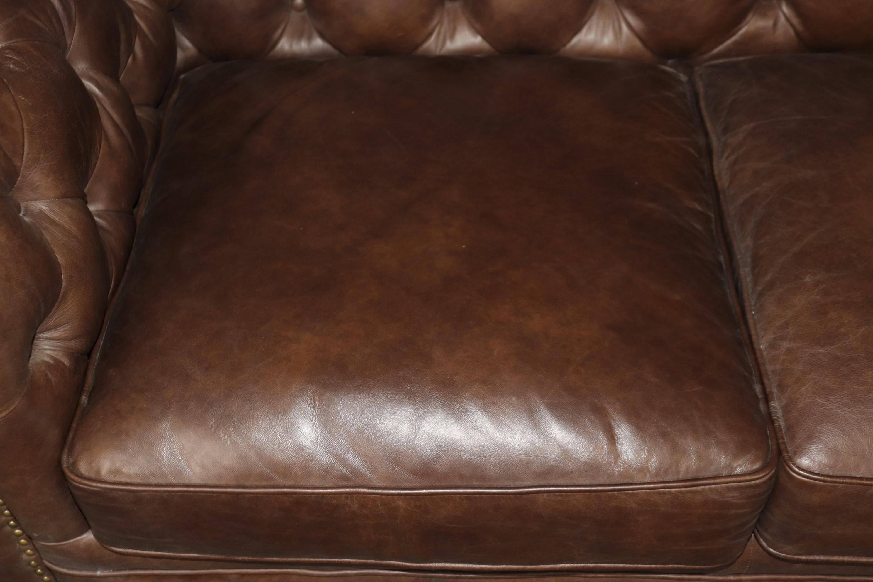 Hochwertiges American Leather Tufted Chesterfield Sofa in Brown im Angebot 2