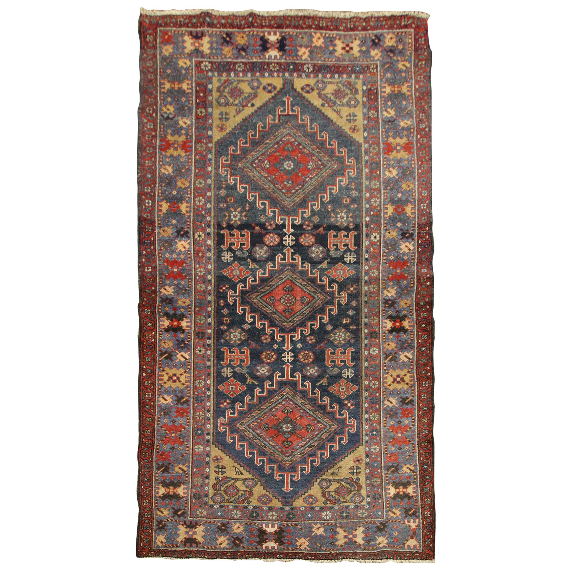 Hochwertiger antiker kaukasischer, mehrfarbiger, mehrfarbiger Stammeskunst-Teppich für das Wohnzimmer