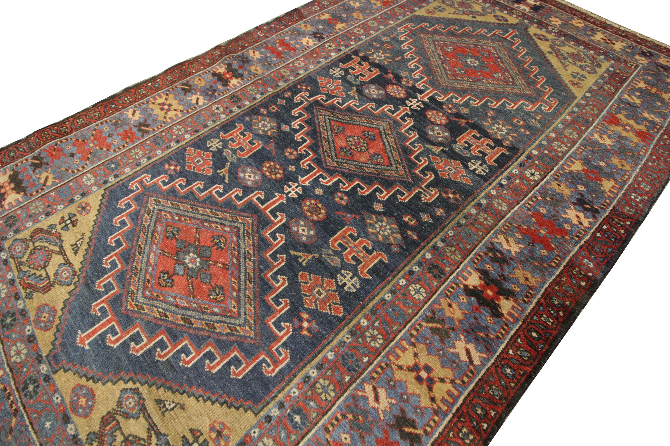 Hochwertiger antiker kaukasischer, mehrfarbiger, mehrfarbiger Stammeskunst-Teppich für das Wohnzimmer (Türkisch) im Angebot