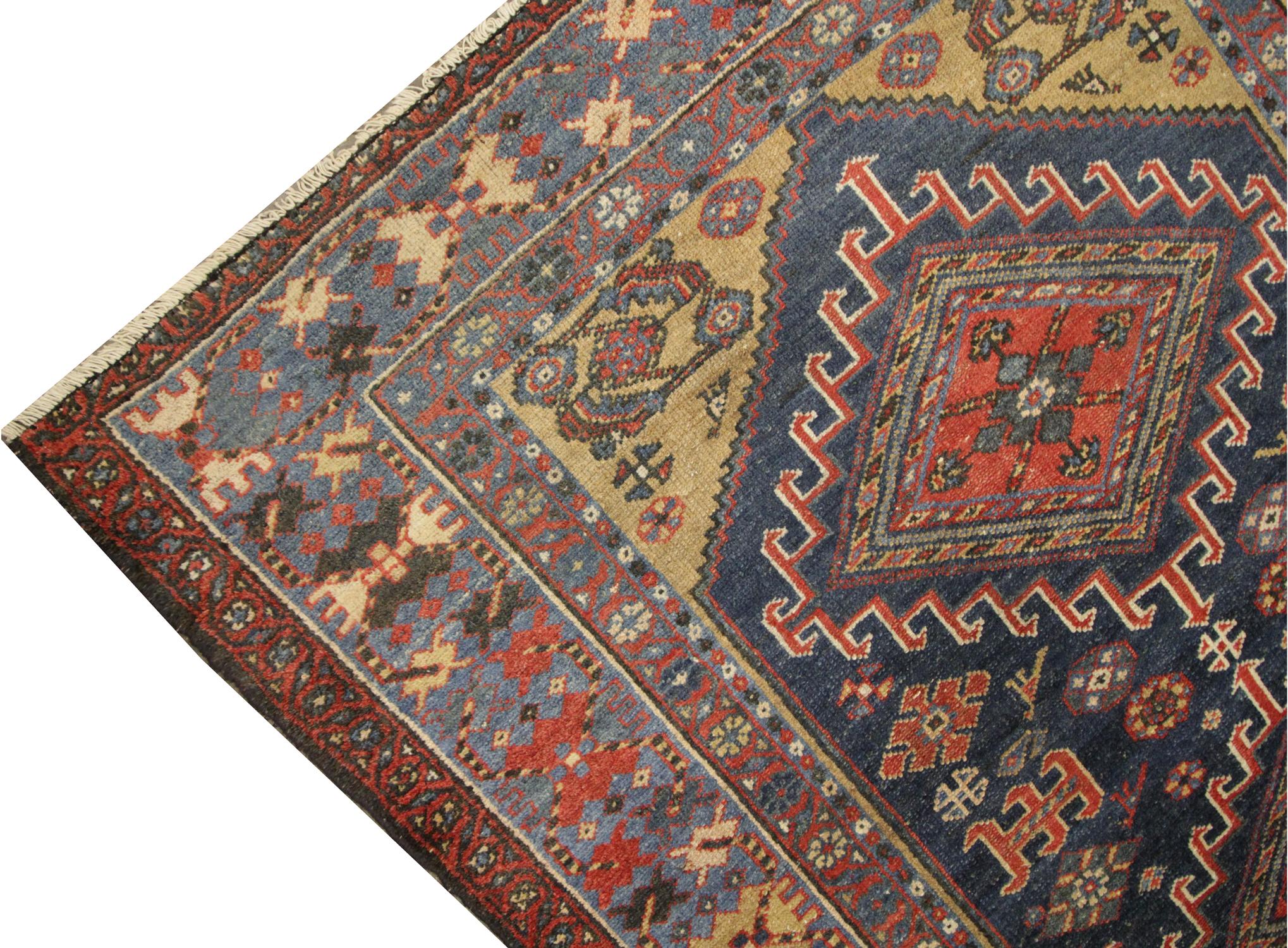Hochwertiger antiker kaukasischer, mehrfarbiger, mehrfarbiger Stammeskunst-Teppich für das Wohnzimmer (Handgefertigt) im Angebot