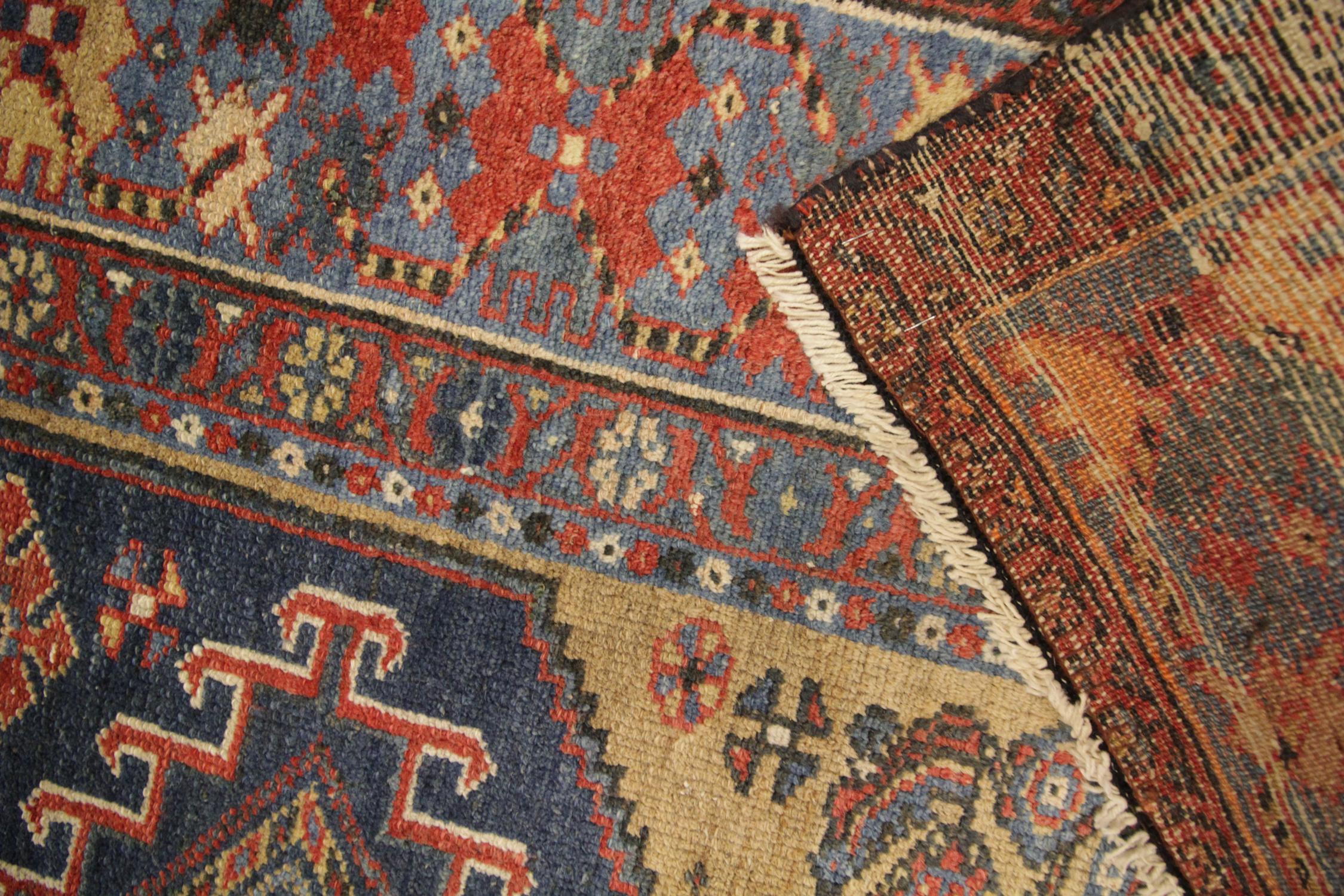 Hochwertiger antiker kaukasischer, mehrfarbiger, mehrfarbiger Stammeskunst-Teppich für das Wohnzimmer (20. Jahrhundert) im Angebot