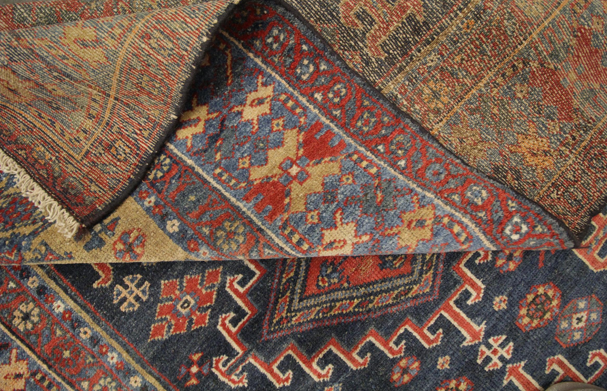 Hochwertiger antiker kaukasischer, mehrfarbiger, mehrfarbiger Stammeskunst-Teppich für das Wohnzimmer (Wolle) im Angebot