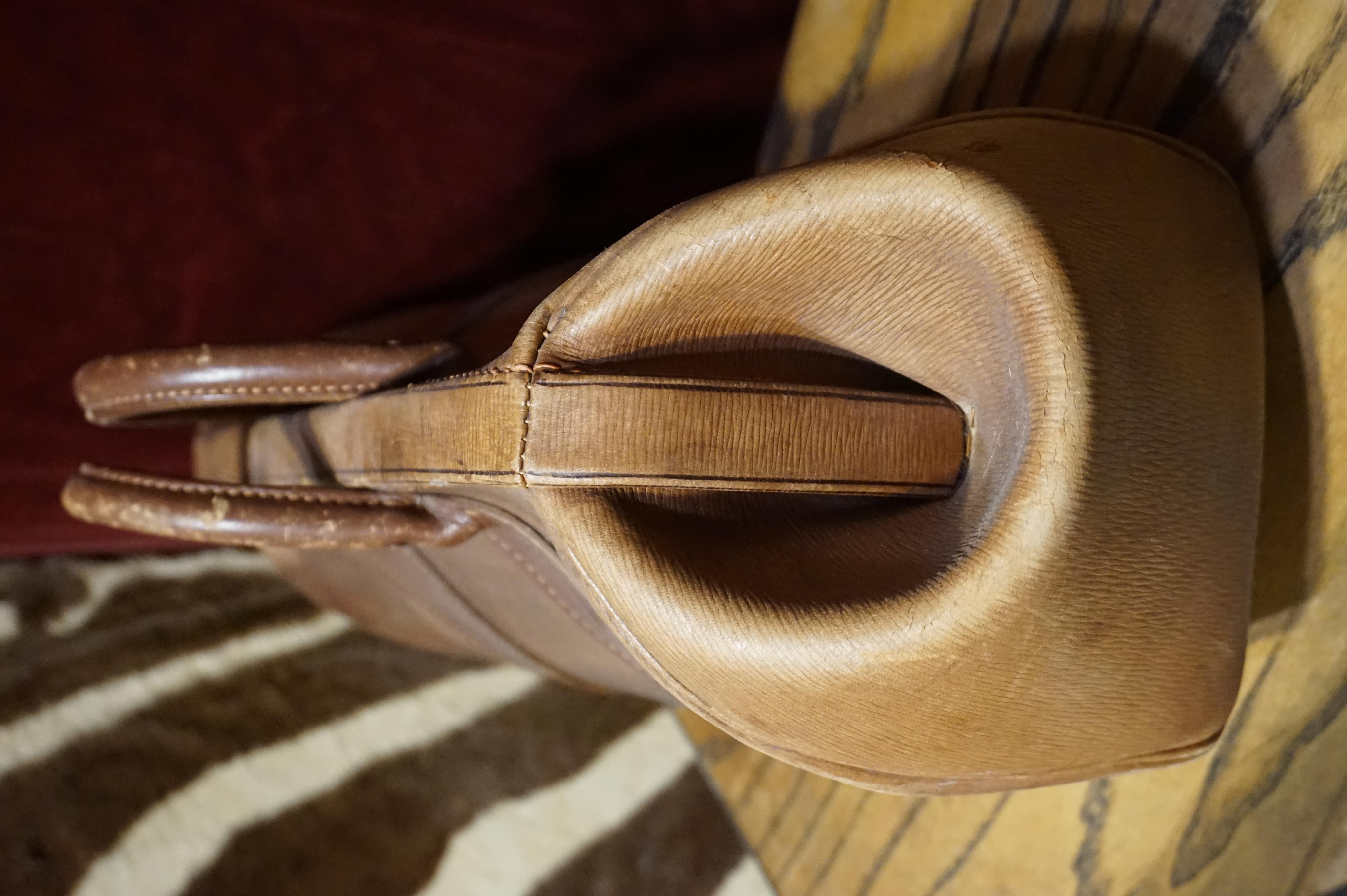 High Quality Antique English Leather Weekender Gladstone Bag with Brass Fittings In Good Condition In Vancouver, British Columbia