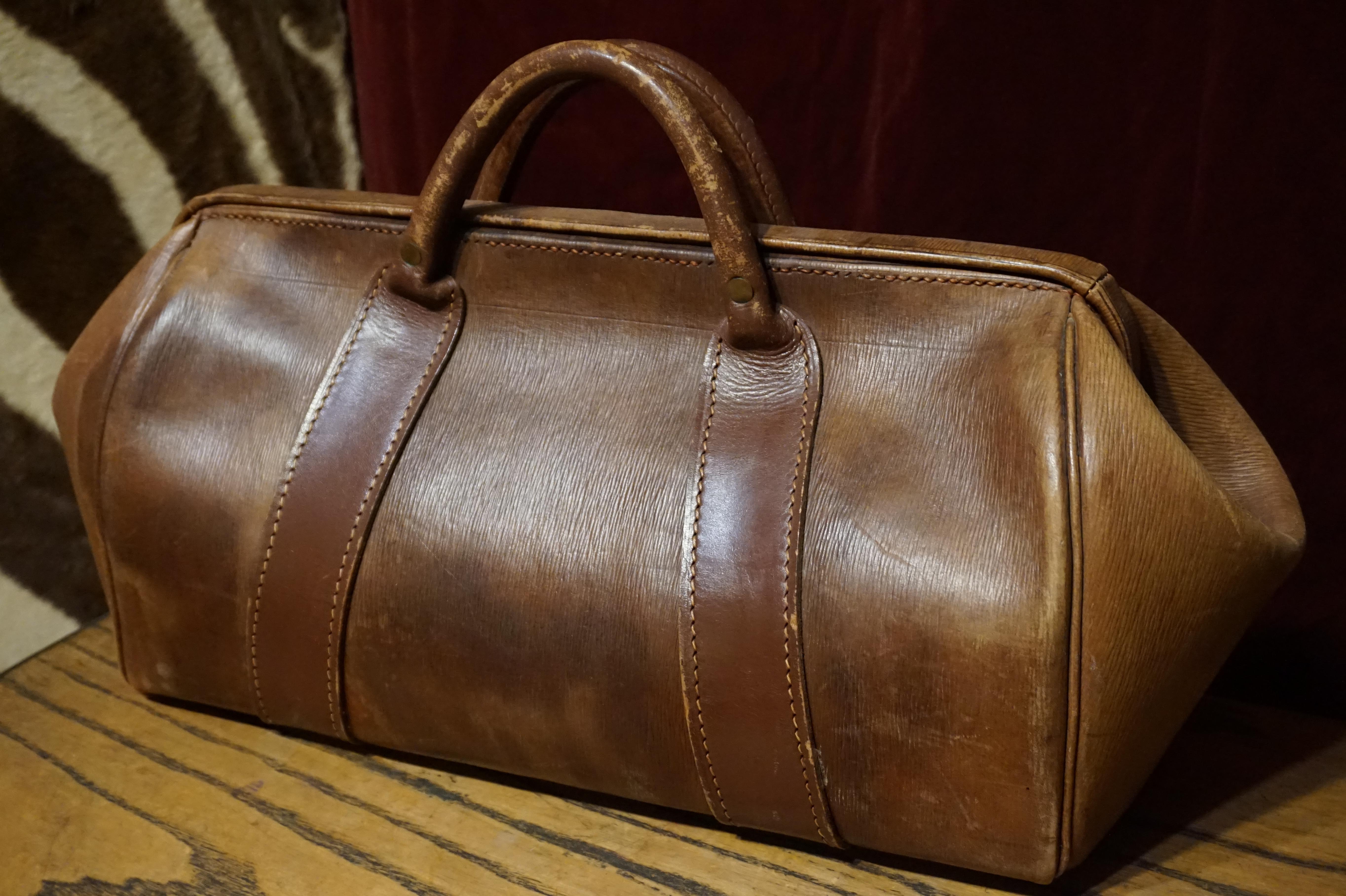 Mid-20th Century High Quality Antique English Leather Weekender Gladstone Bag with Brass Fittings
