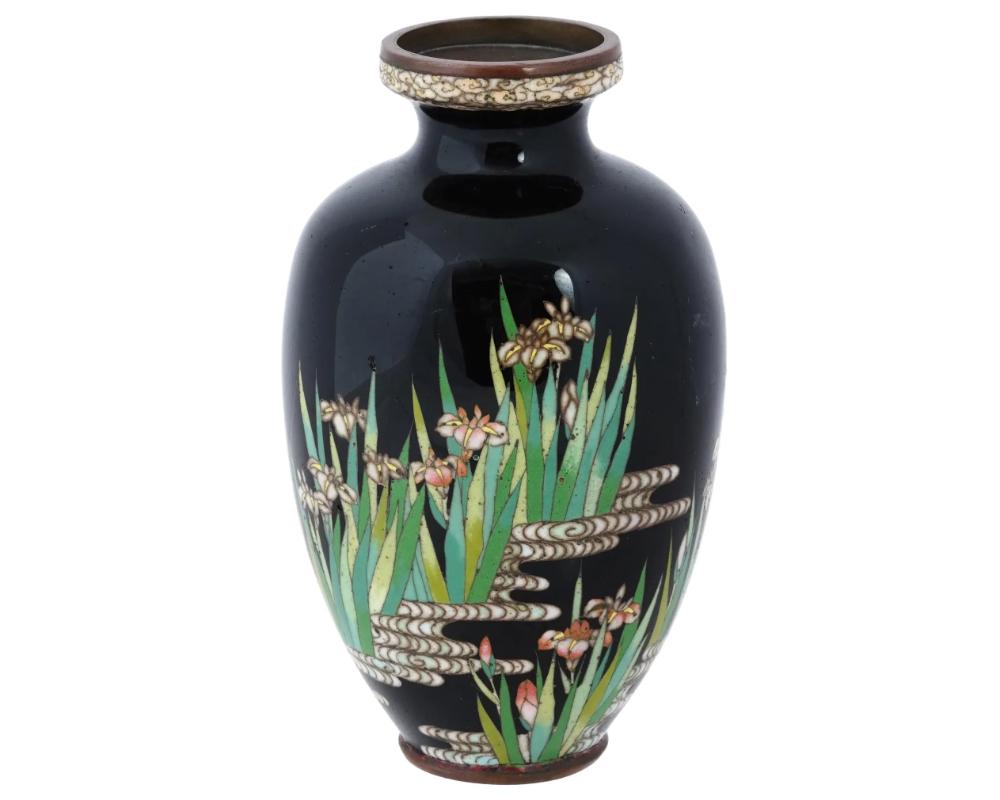 Cloisonné Vaso antico giapponese di smalto cloisonne di alta qualità con iris in fiore in vendita