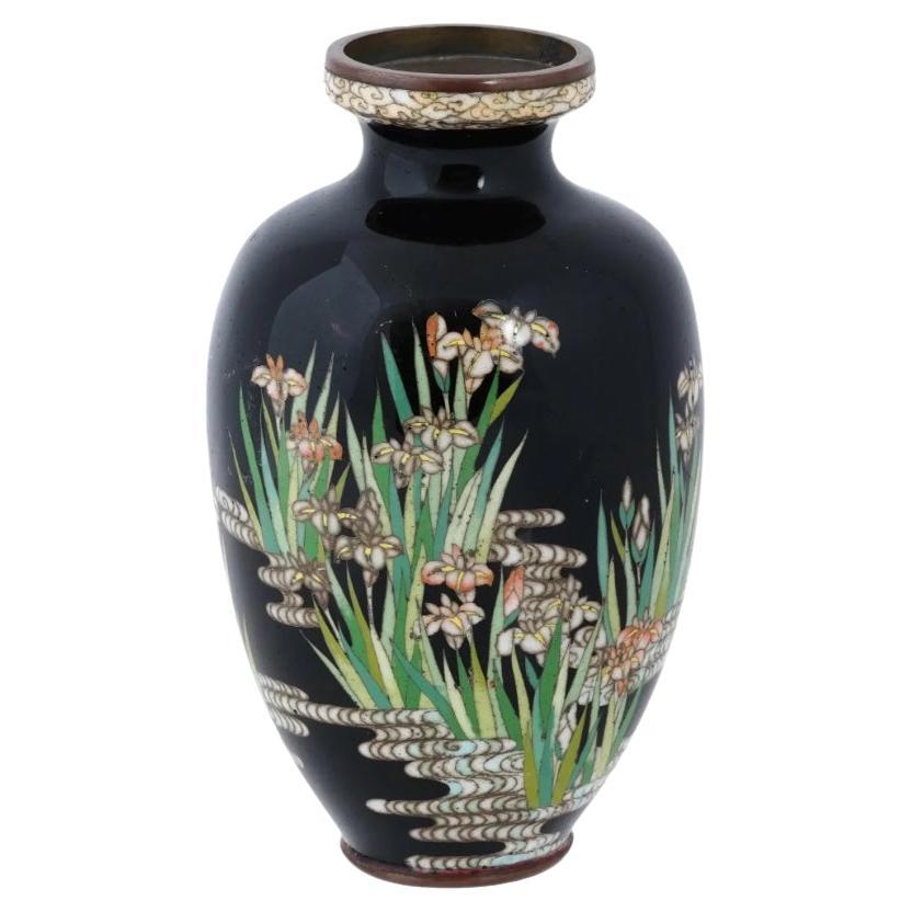 Hochwertige antike japanische Cloisonne-Emaille Vase blühende Iris