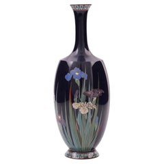 Hochwertige antike japanische Cloisonné-Emaille-Vase aus Cloisonné von hoher Qualität mit blühenden Irisblumen