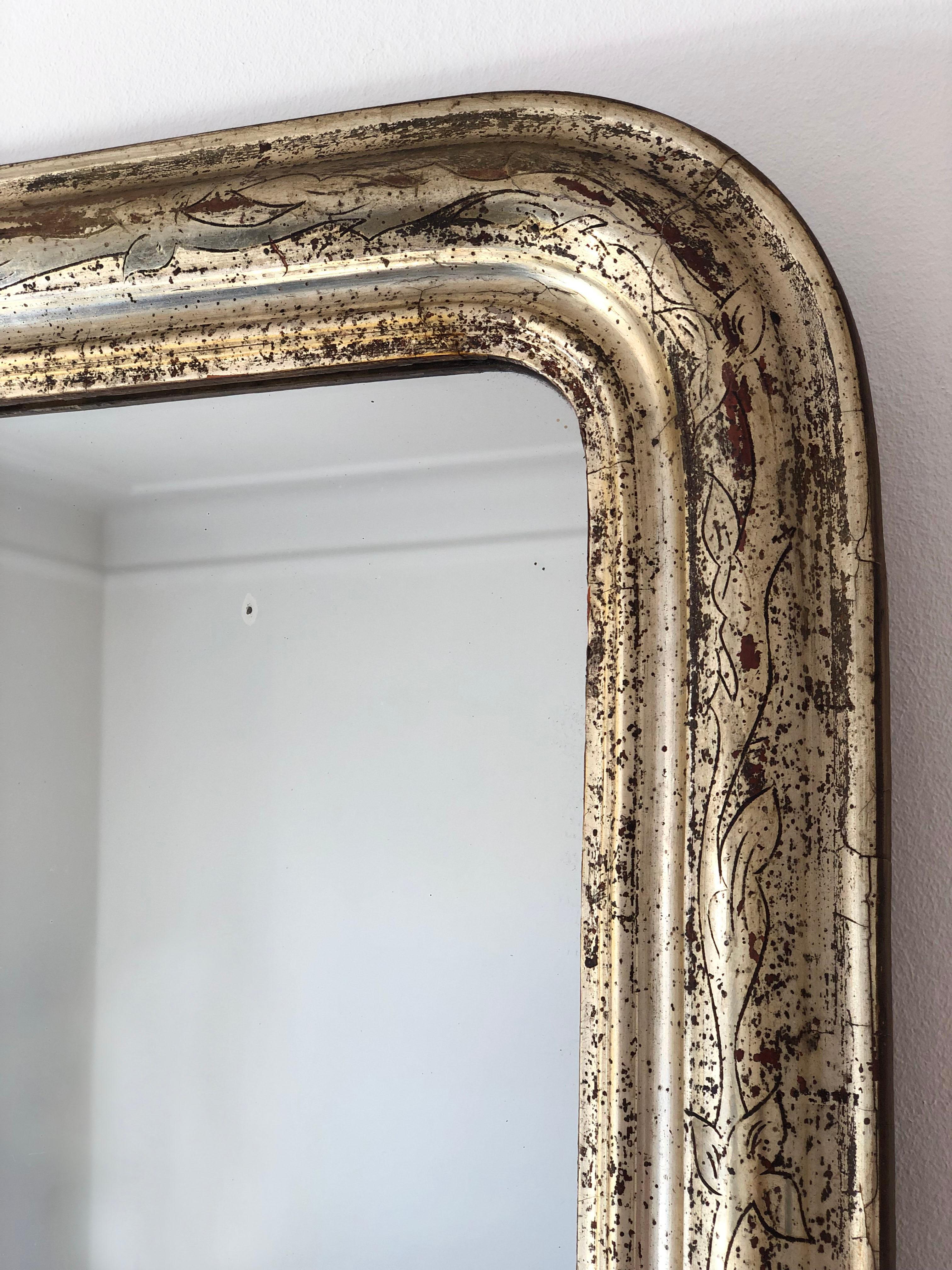 A very high-quality antique Louis Philippe mirror from France, dating to the late 19th century.
With an appearance of grandeur, the richly carved giltwood frame features gracefully curved top corners and has a beautiful worn gold leaf patina. The