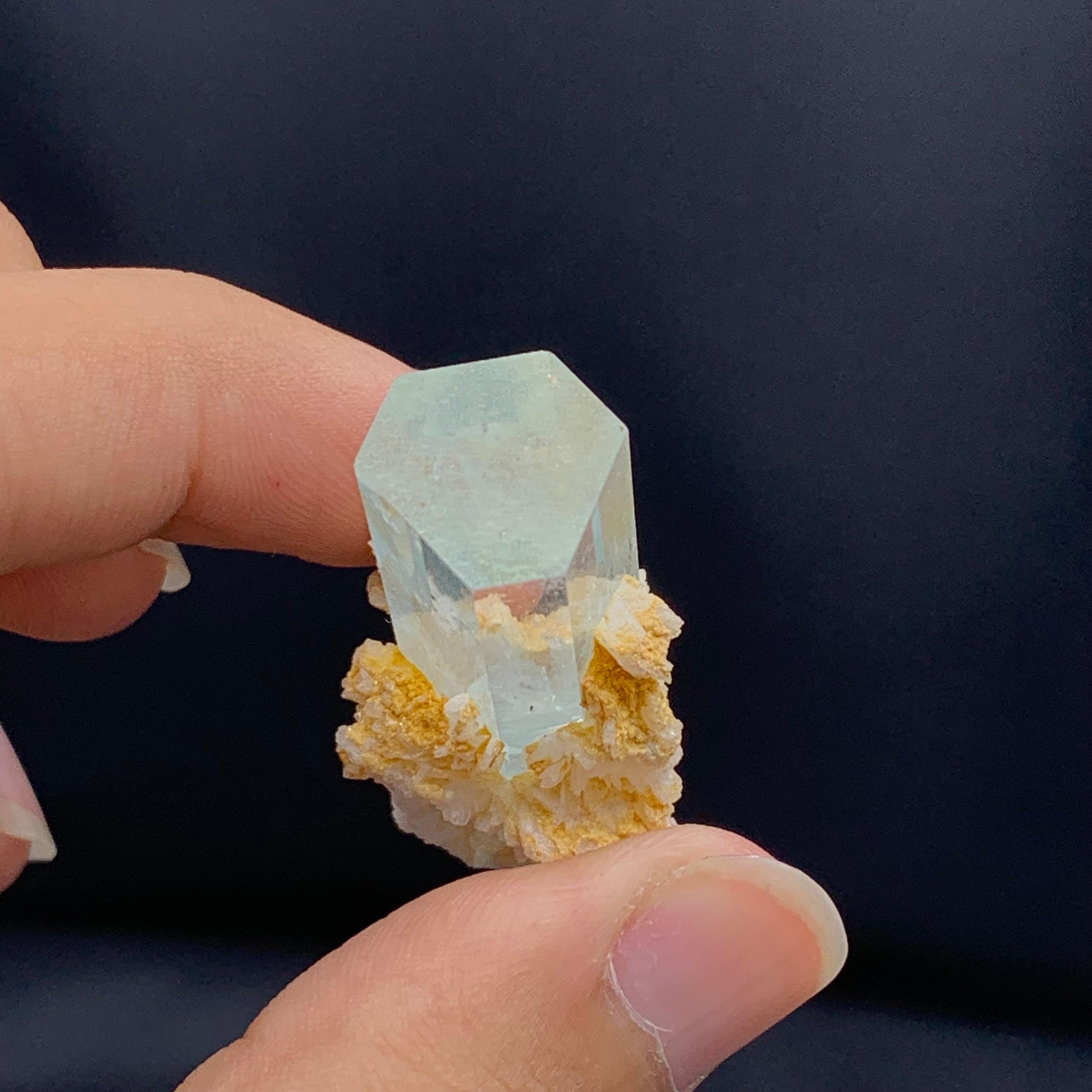 En cristal d'aigue-marine de haute qualité sur Albite du Pakistan, 15,50 grammes en vente 3