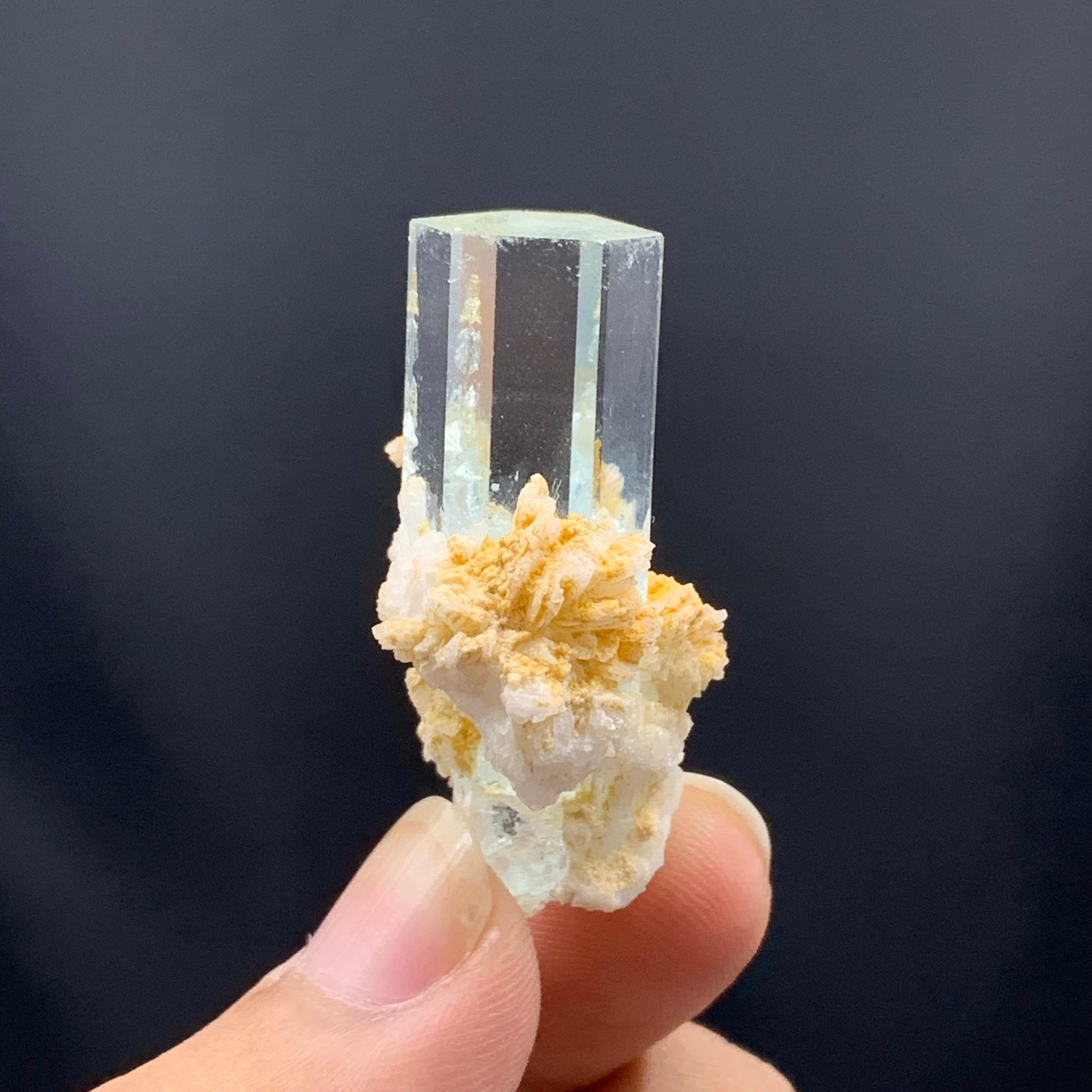 En cristal d'aigue-marine de haute qualité sur Albite du Pakistan, 15,50 grammes en vente 7