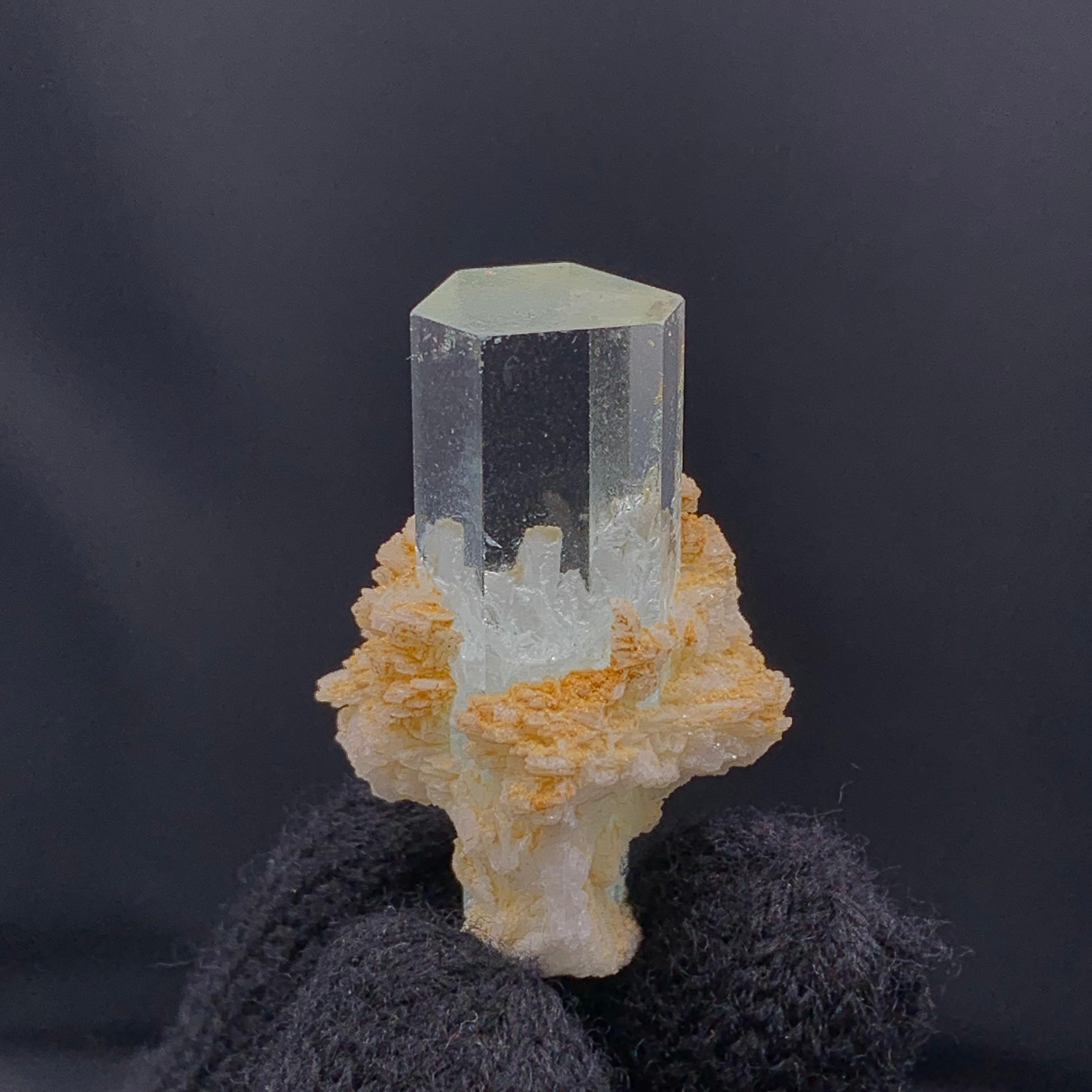 INFORMATIONS SUR LE PRODUIT :

Nom du spécimen : Cristal d'aigue-marine avec albite

Poids : 15,50 grammes

Dimension : 4 x 2,7 x 2 cm

Traitement : Aucun

Origine : District de Skardu, province de Gilgit Baltistan, Pakistan

DESCRIPTION :

Ce