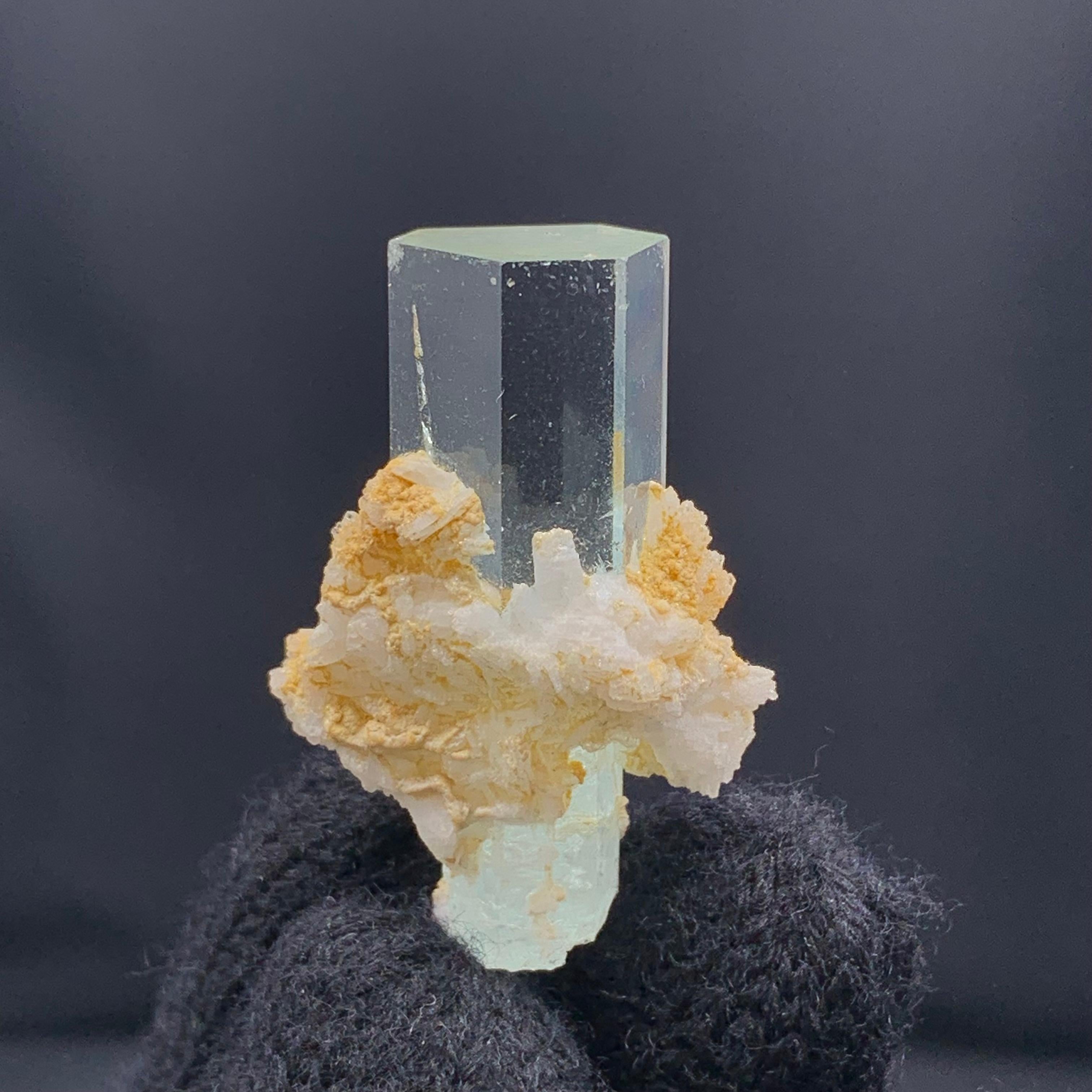 En cristal d'aigue-marine de haute qualité sur Albite du Pakistan, 15,50 grammes Excellent état - En vente à Peshawar, PK
