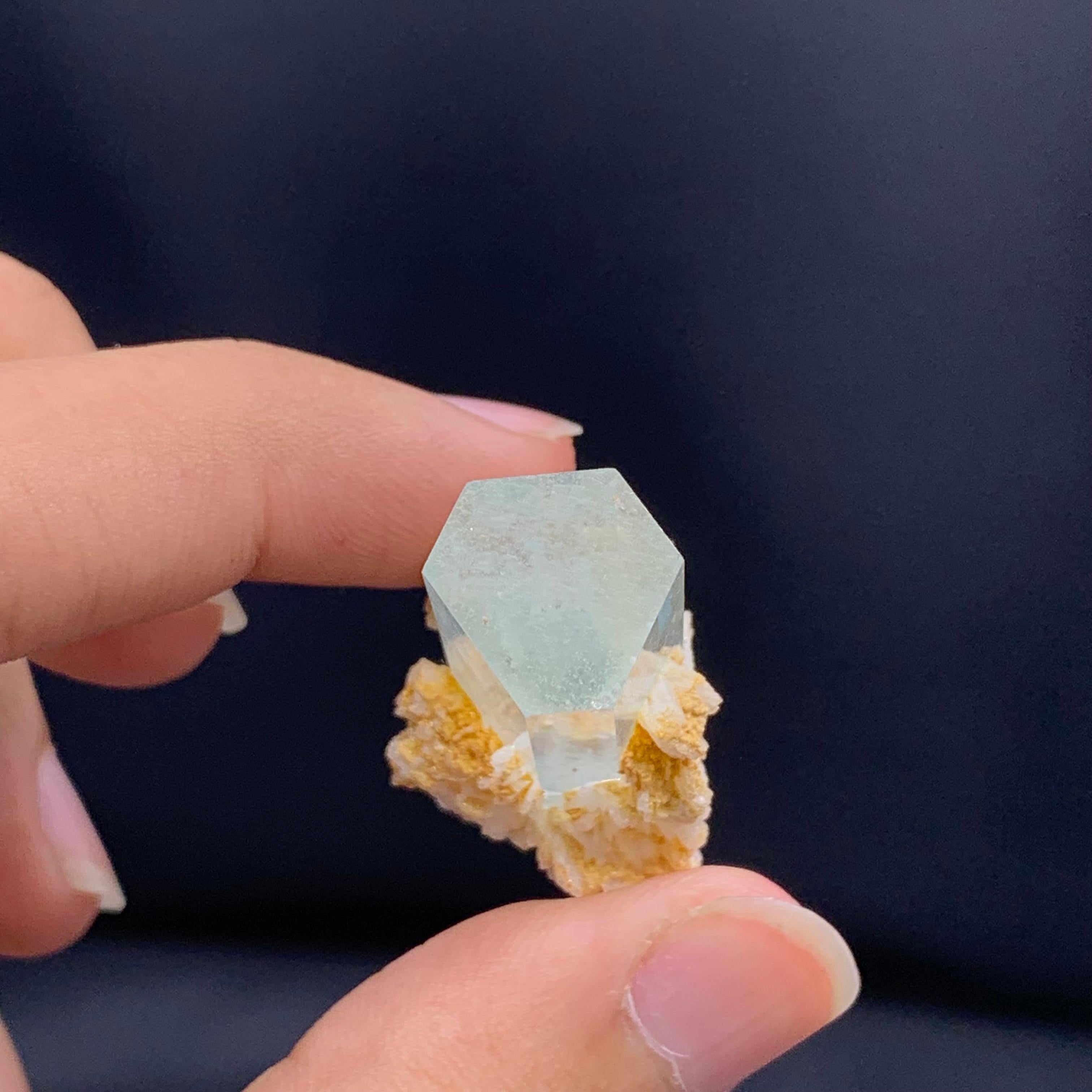 XXIe siècle et contemporain En cristal d'aigue-marine de haute qualité sur Albite du Pakistan, 15,50 grammes en vente