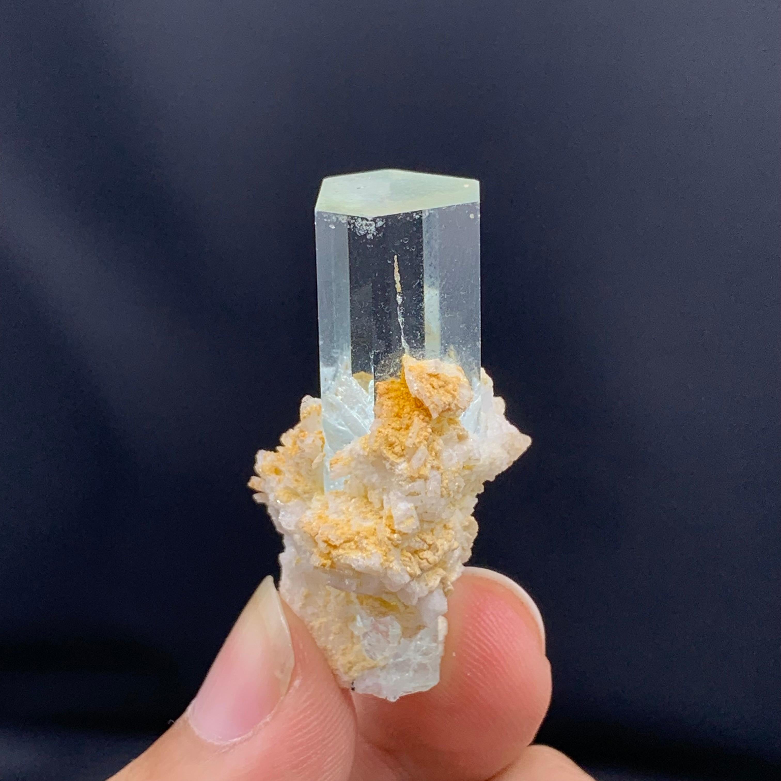 En cristal d'aigue-marine de haute qualité sur Albite du Pakistan, 15,50 grammes en vente 1