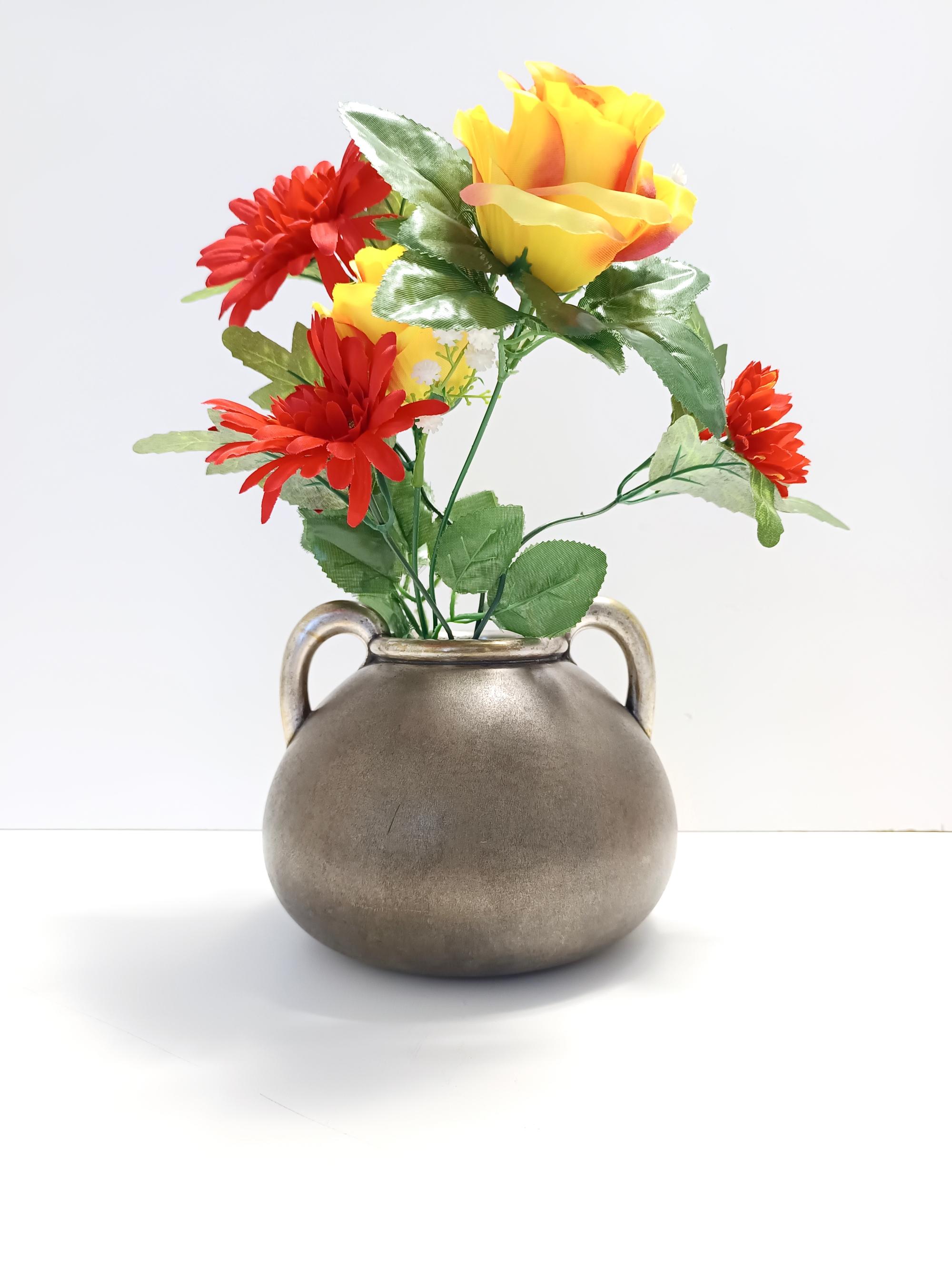 Made in Italy, anni '40. 
Questo vaso è realizzato in ottone argentato brunito. 
Si tratta di un pezzo vintage, quindi potrebbe presentare lievi tracce d'uso, ma può essere considerato in perfette condizioni originali e pronto a diventare un pezzo
