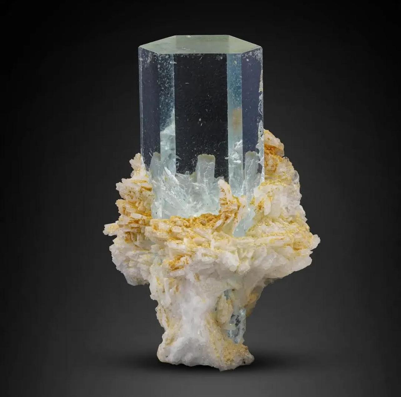 Informazioni sul prodotto:

Nome del campione: Cristallo di acquamarina con albite
Peso del lotto	79 g

Avg. Dimensioni: H: 4 x L: 2,5 x P: 2 cm

Numero di pezzi: 6

Trattamento: Nessuno

Origine: Distretto di Skardu, provincia di Gilgit Baltistan,