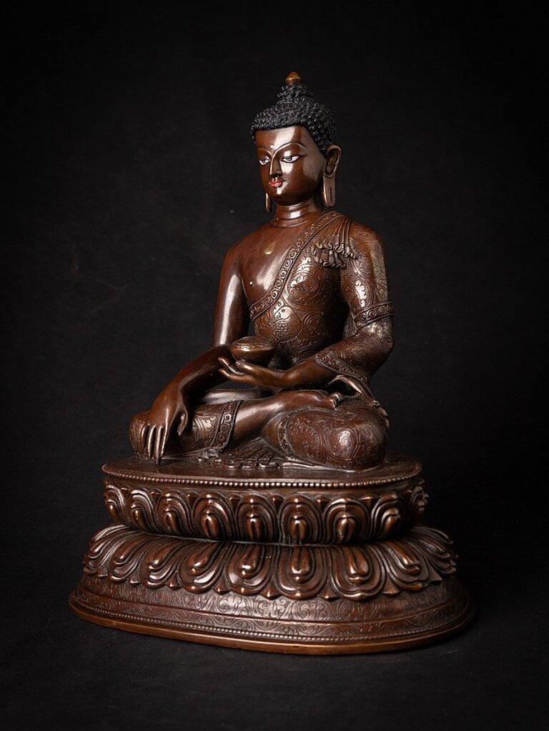 Materiale: bronzo
30,5 cm di altezza 
24,6 cm di larghezza e 18,5 cm di profondità
Peso: 3.914 kg
Bhumisparsha mudra
Originario del Nepal
Di recente realizzazione e di altissima qualità!
 