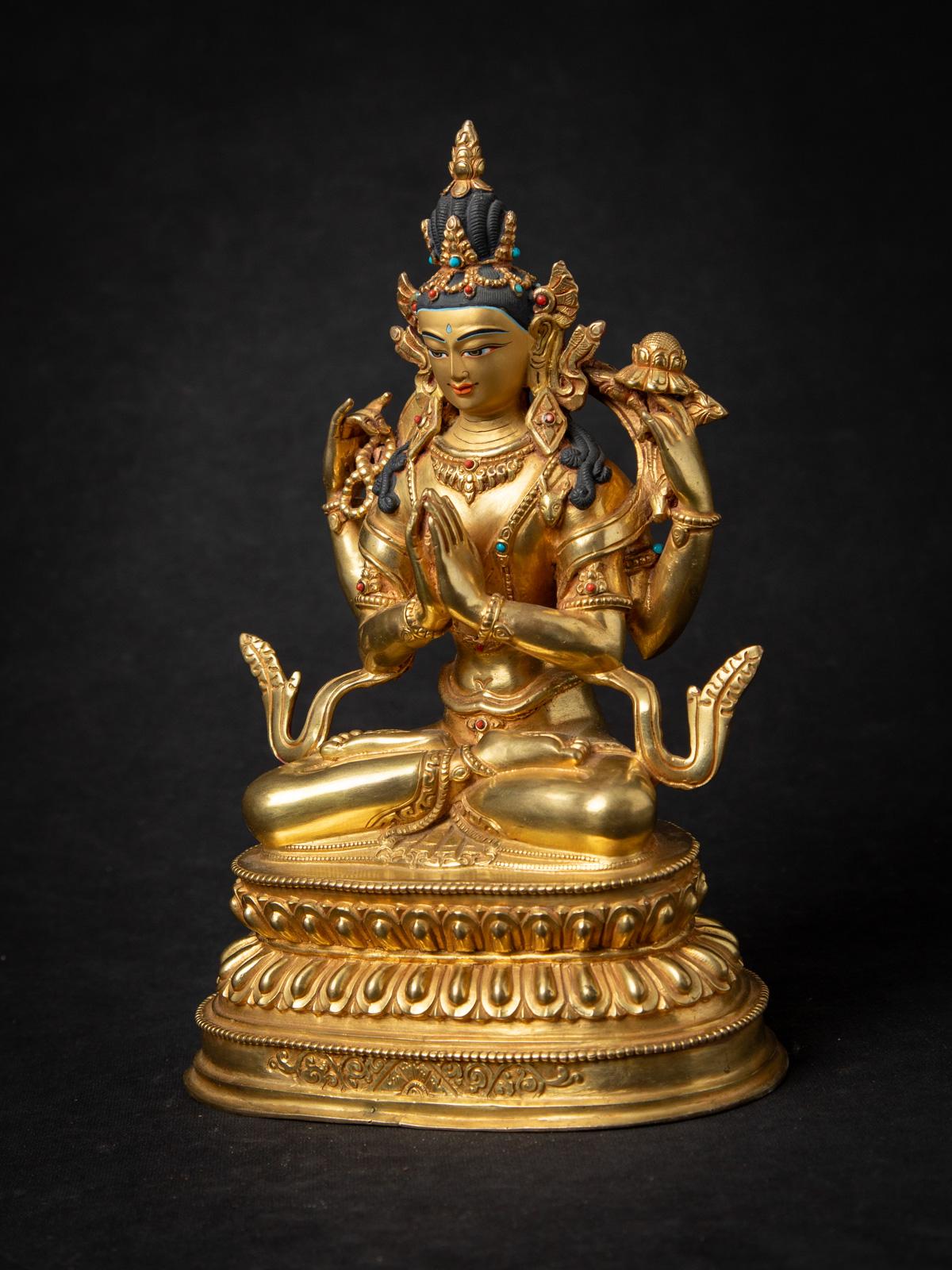Statua Chenrezig in bronzo di alta qualità in Nepal
Materiale: bronzo
24,2 cm di altezza
16,2 cm di larghezza e 11,4 cm di profondità
Dorato a fuoco con oro 24 krt. - il viso è dipinto in oro
Namaskara mudra
Nuova realizzazione di altissima