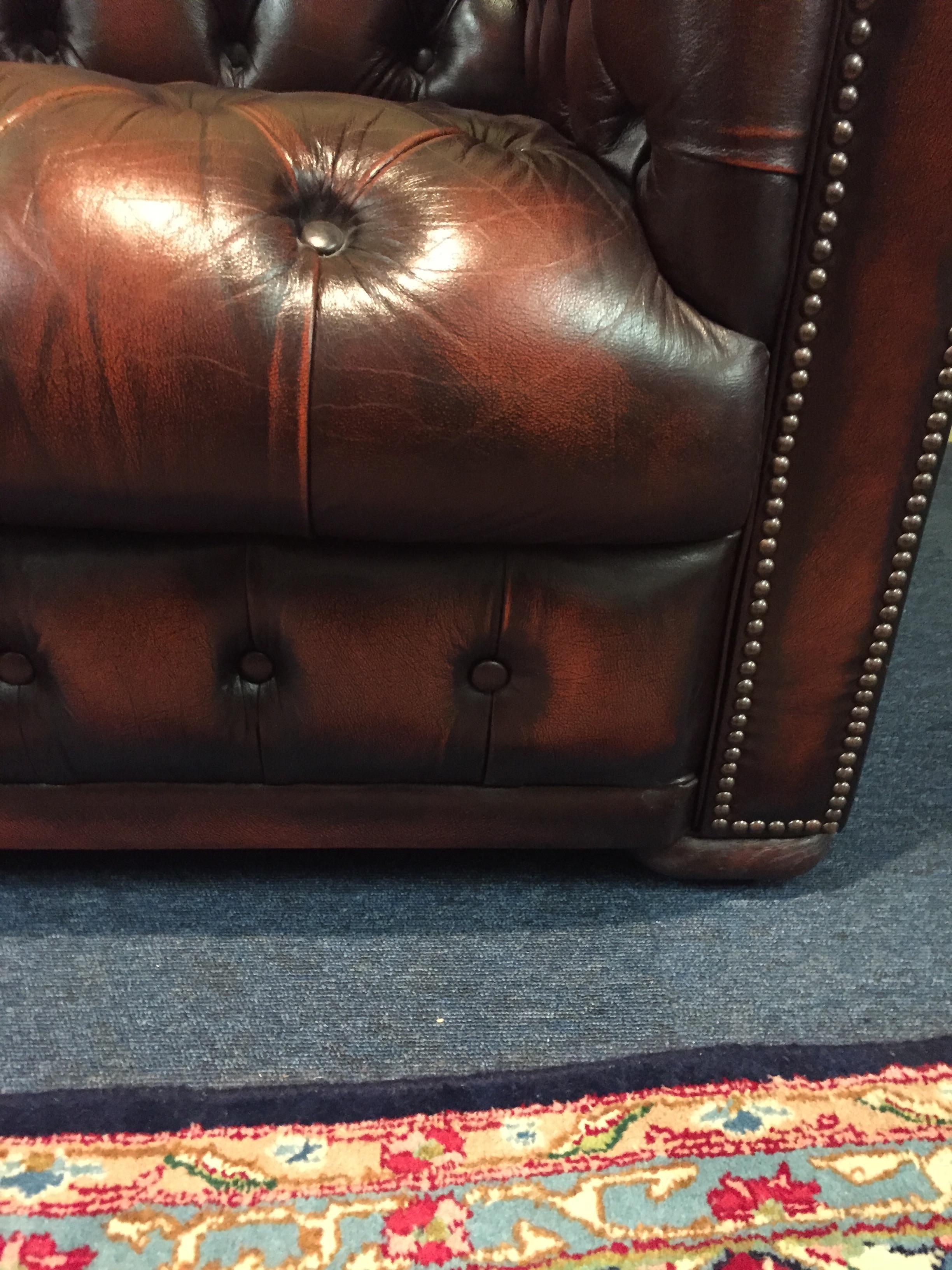 High Quality Chesterfield Two-Seat Sofa Made in England In Good Condition In Berlin, DE