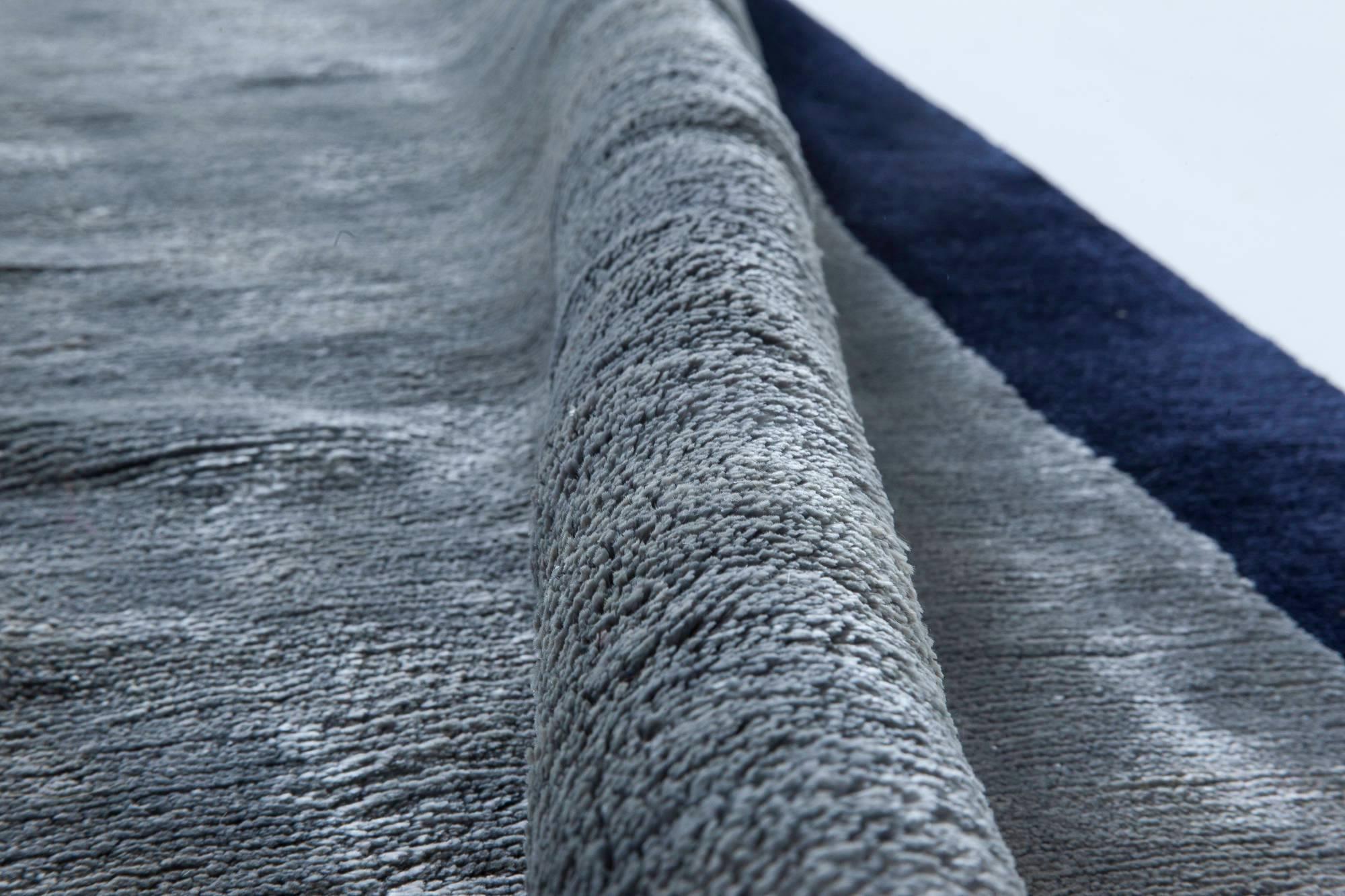 High-quality contemporary blue handmade silk rug by Doris Leslie Blau.
Size: 6.2