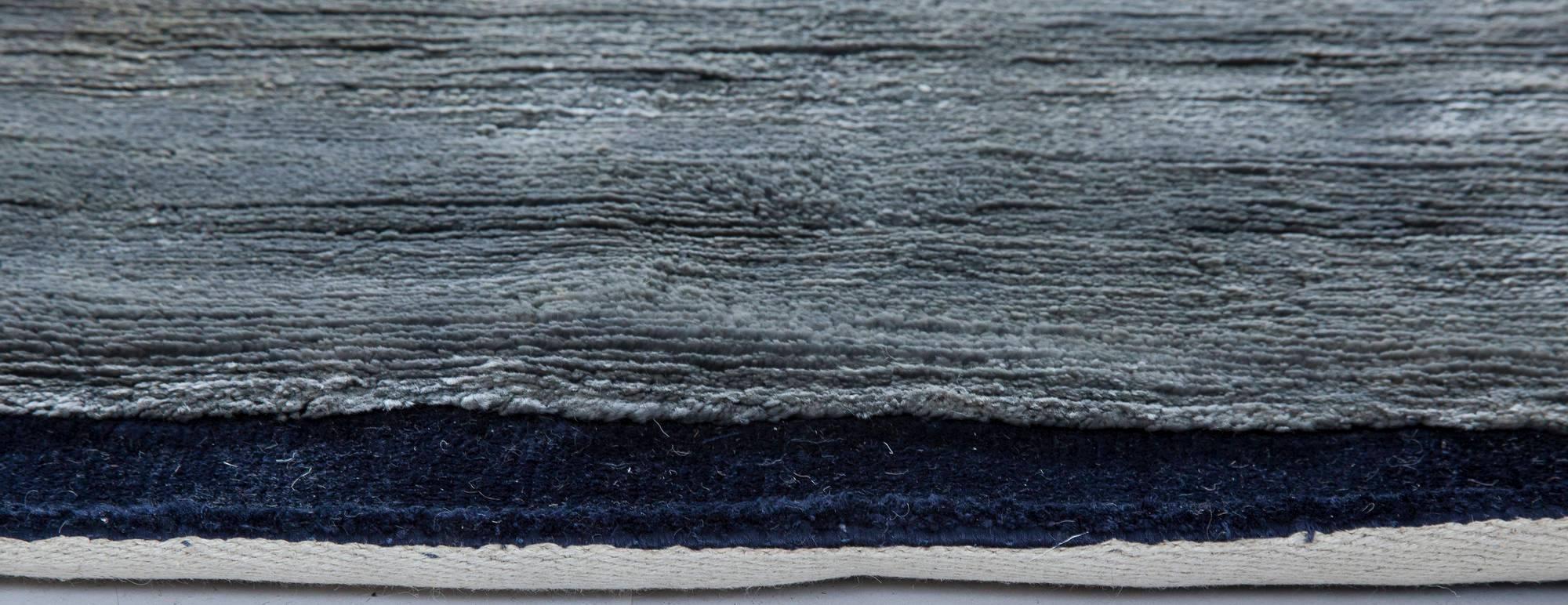 Zeitgenössischer blauer handgefertigter Seidenteppich in hoher Qualität von Doris Leslie Blau (Moderne) im Angebot