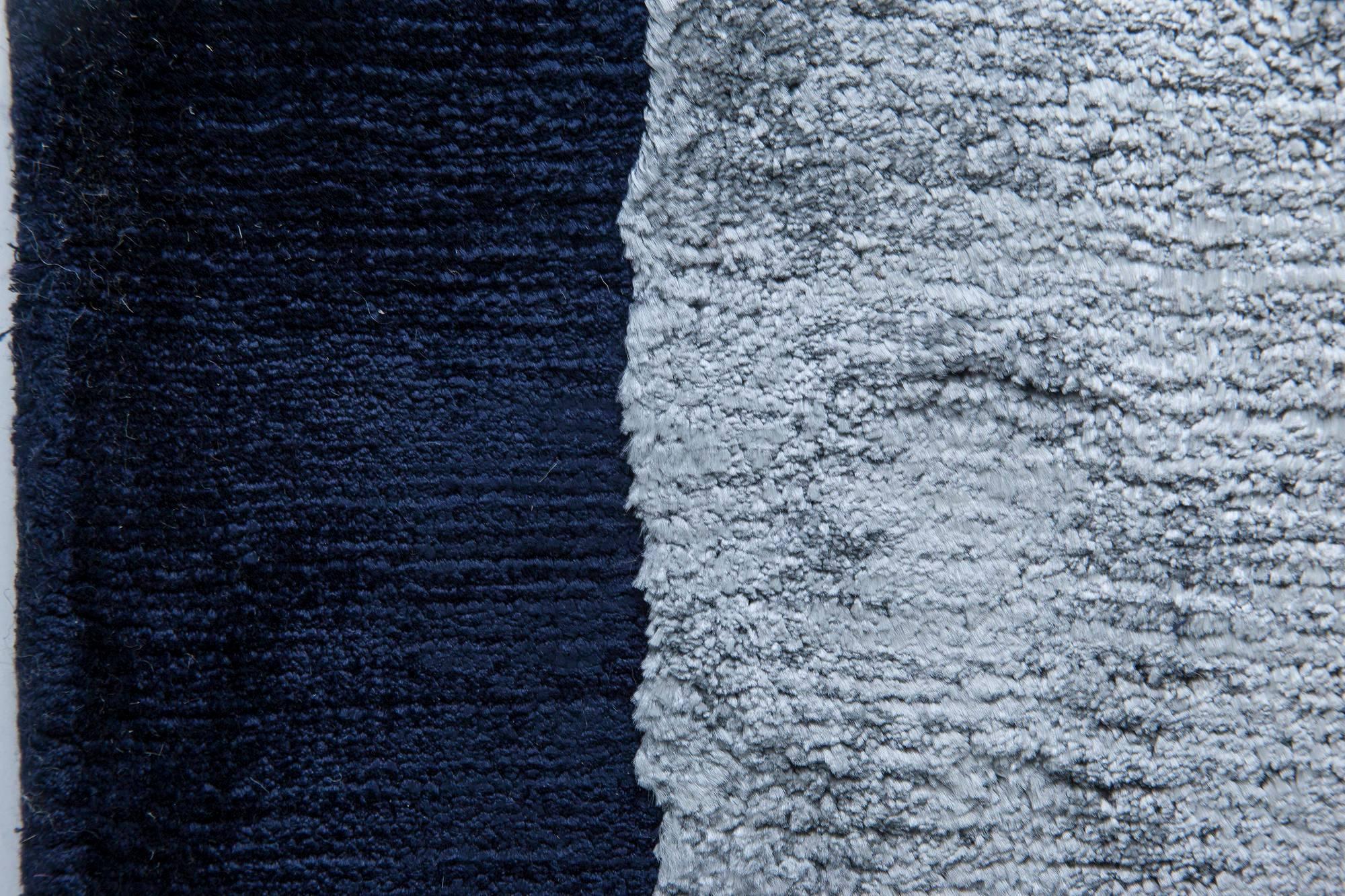 Zeitgenössischer blauer handgefertigter Seidenteppich in hoher Qualität von Doris Leslie Blau (Handgeknüpft) im Angebot