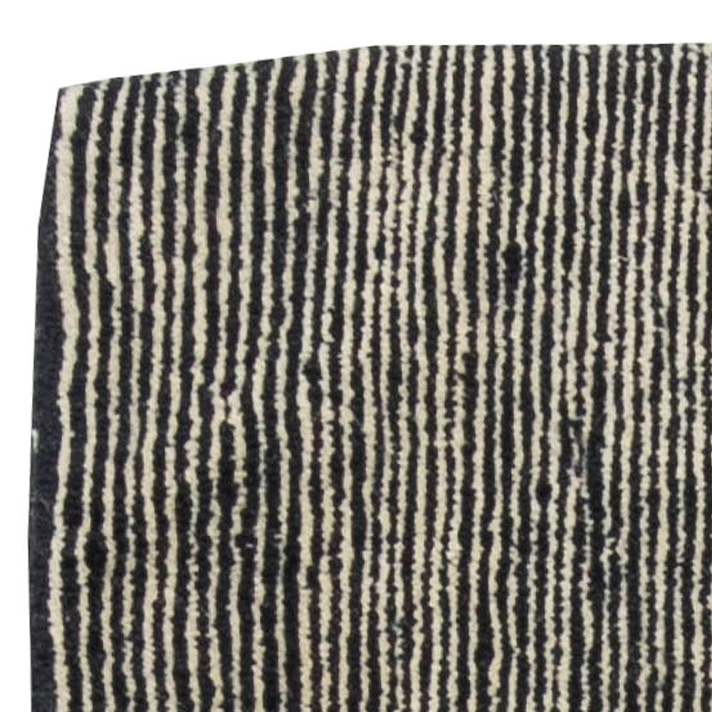 Zeitgenössischer gestreifter grauer handgefertigter Teppich von Doris Leslie Blau in hoher Qualität (Moderne) im Angebot