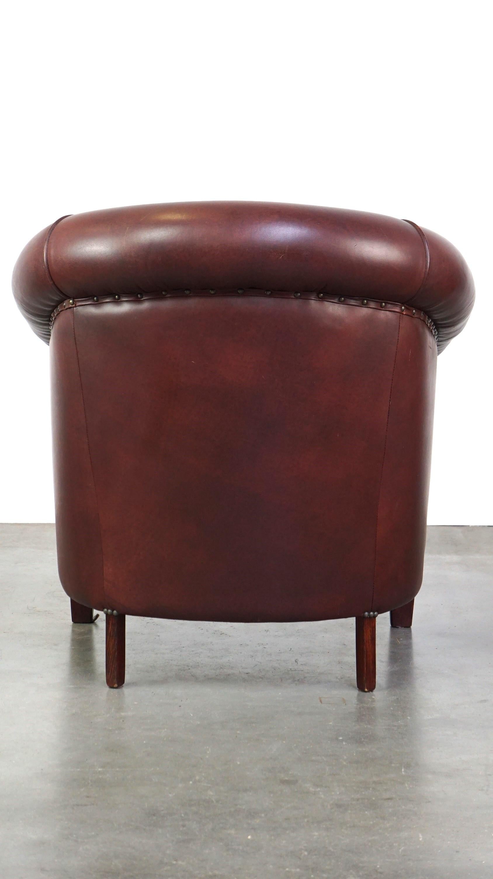 High-quality cowhide leather club chair in classic English style In Good Condition For Sale In Harderwijk, NL
