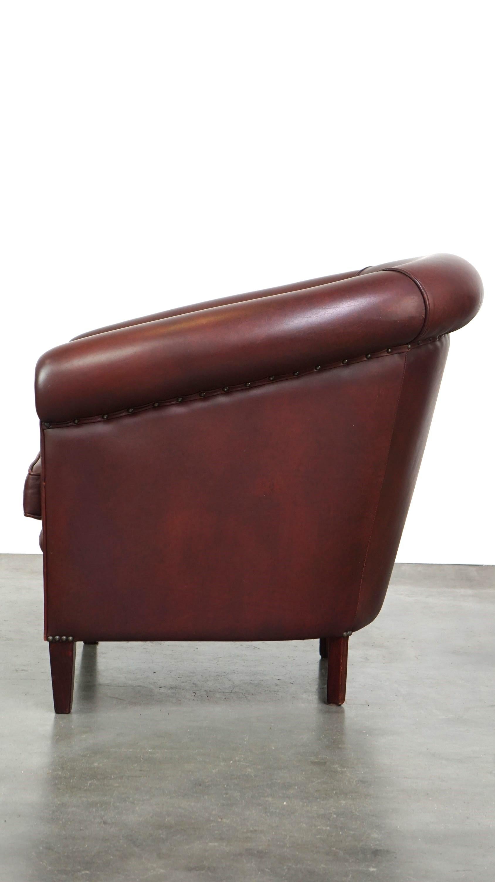20th Century High-quality cowhide leather club chair in classic English style For Sale