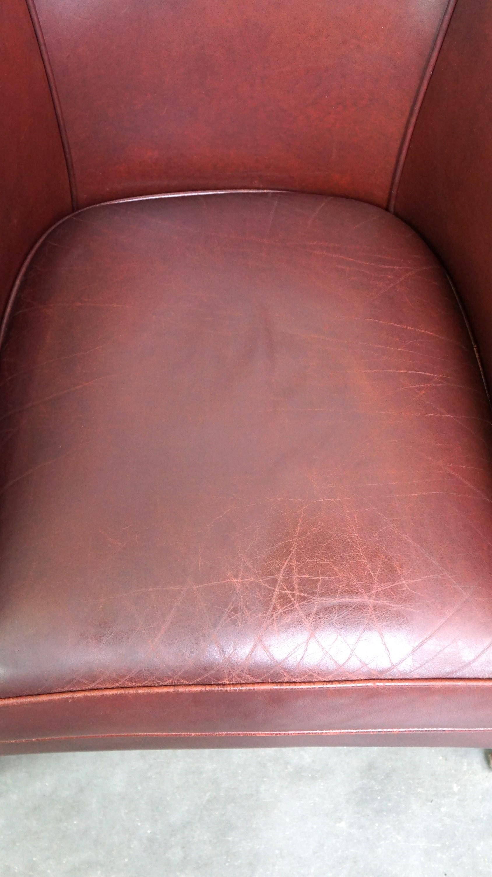 Cowhide High-quality cowhide leather club chair in classic English style For Sale