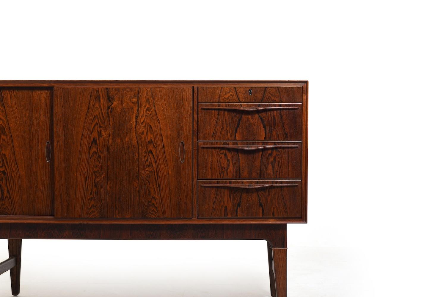 Scandinavo moderno Credenza danese di alta qualità con intarsi di maniglie in ottone del 1950 in vendita