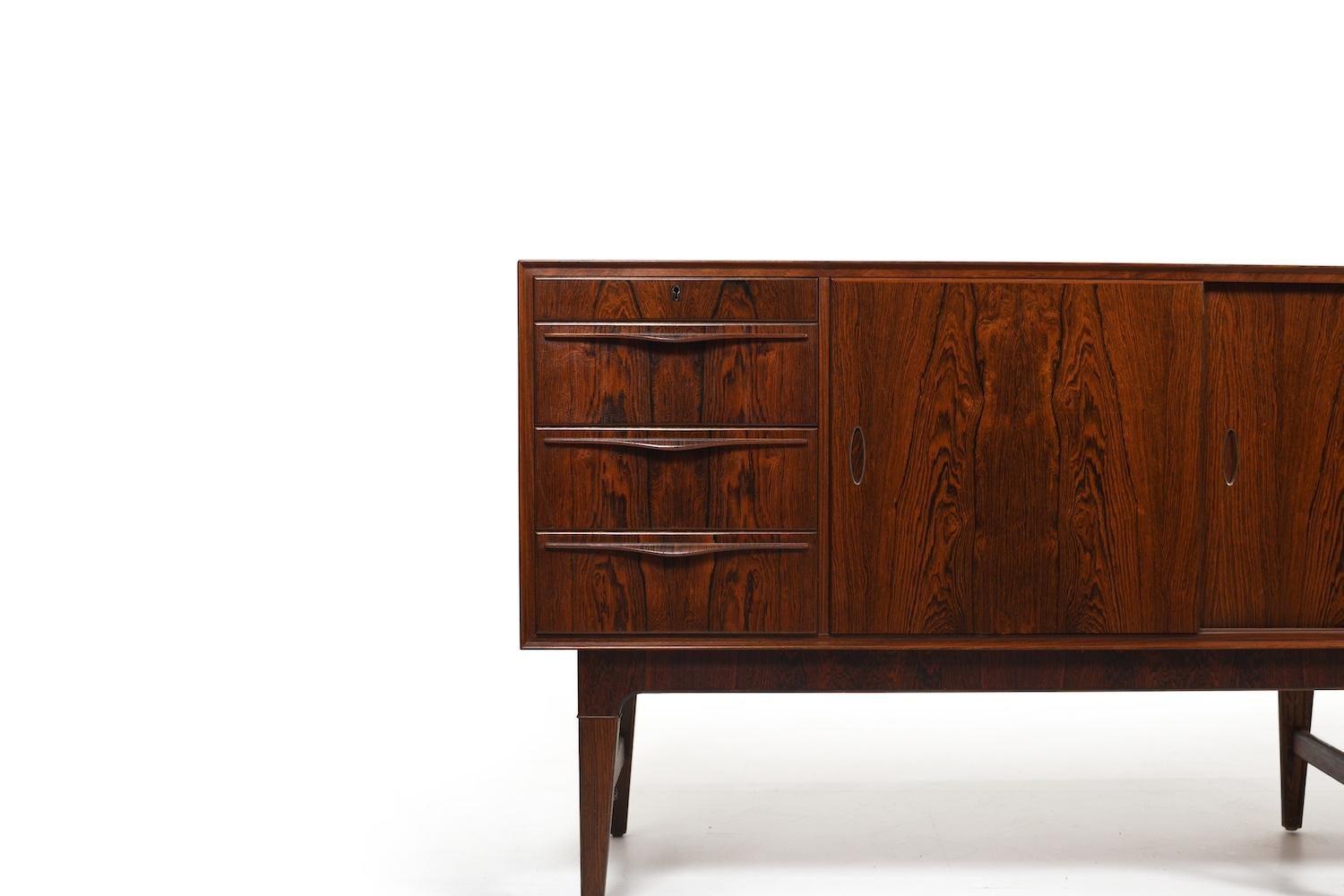 Credenza danese di alta qualità con intarsi di maniglie in ottone del 1950 In condizioni buone in vendita a Handewitt, DE