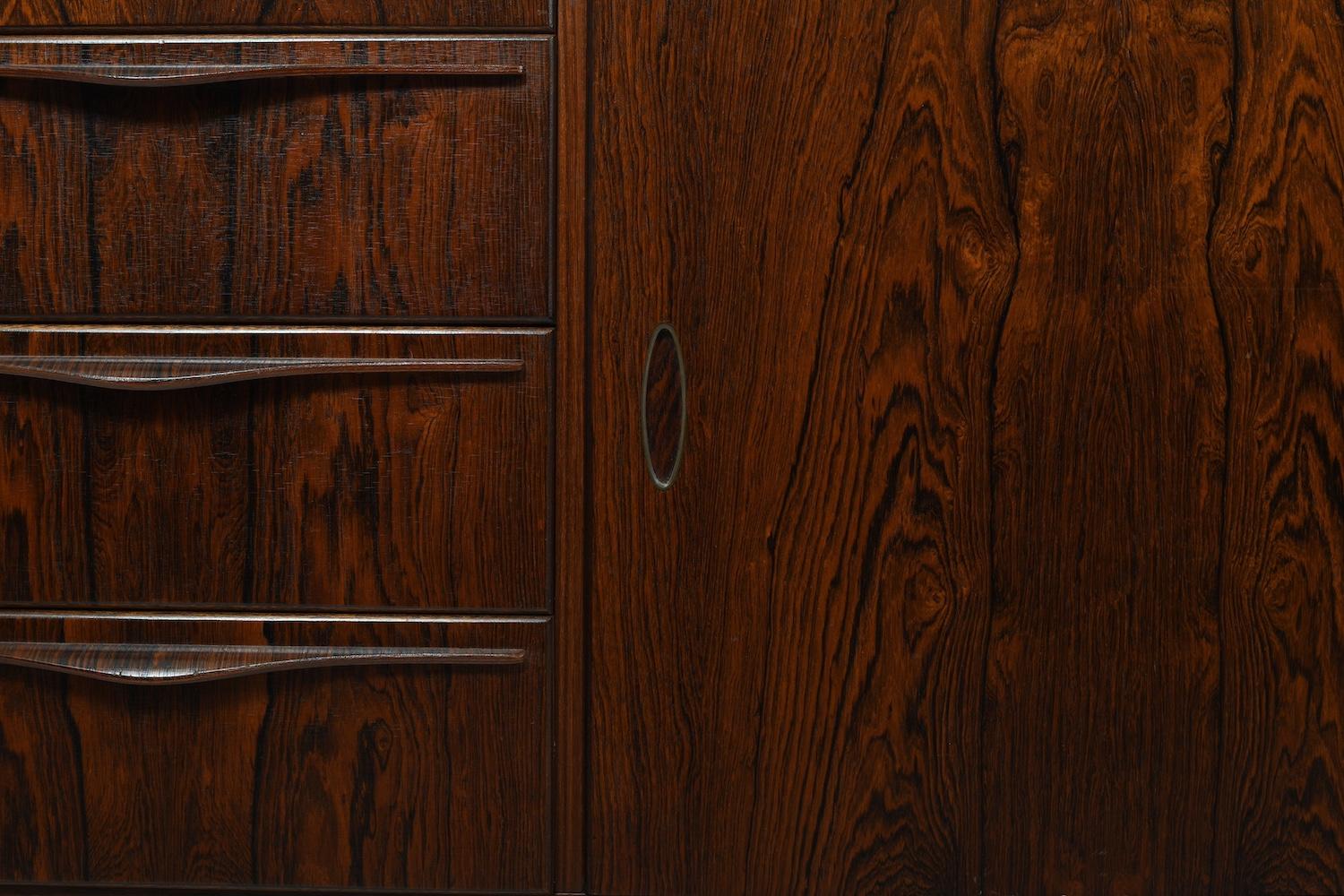 XX secolo Credenza danese di alta qualità con intarsi di maniglie in ottone del 1950 in vendita