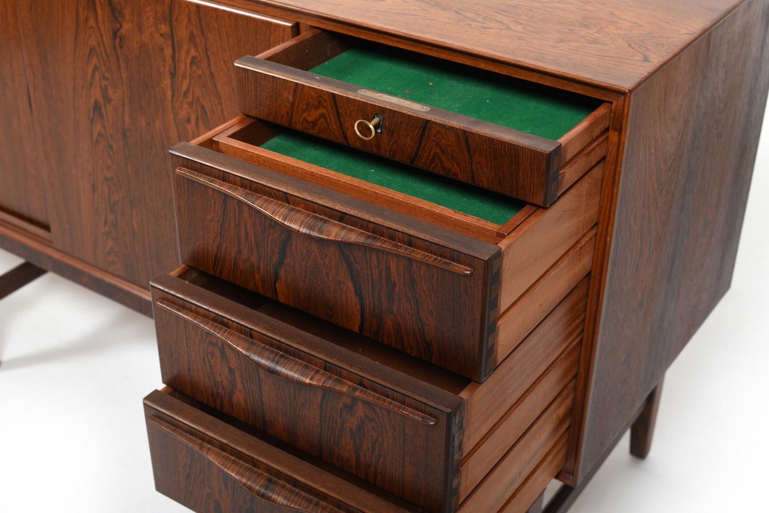 Ottone Credenza danese di alta qualità con intarsi di maniglie in ottone del 1950 in vendita