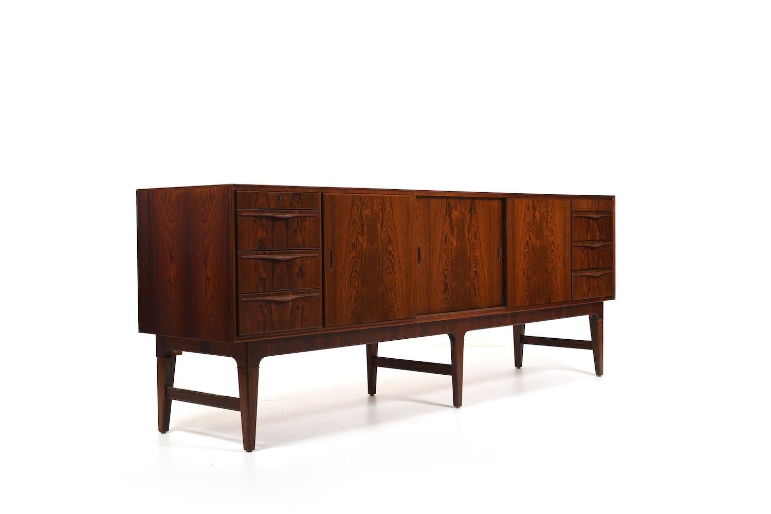 Credenza danese di alta qualità con intarsi di maniglie in ottone del 1950 in vendita 1