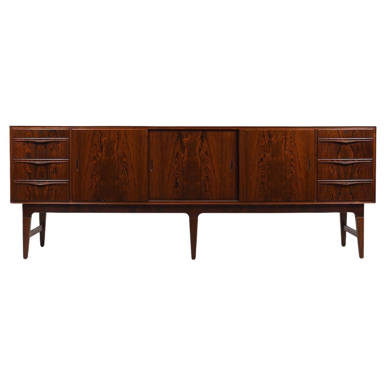 Credenza danese di alta qualità con intarsi di maniglie in ottone del 1950 in vendita